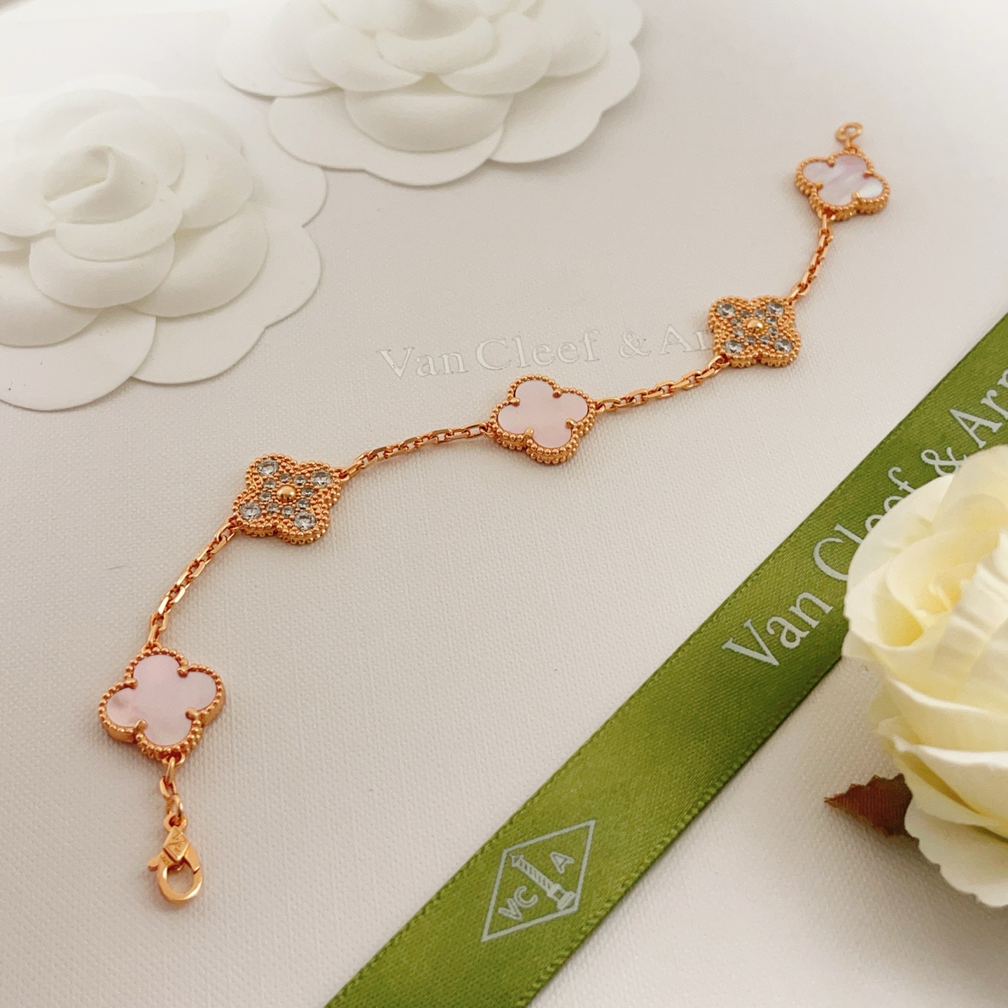 Bracciale Van Cleef Arpels Alhambra Oro rosa con madreperla rosa accenti di madreperla bianca e diamanti 17 cm