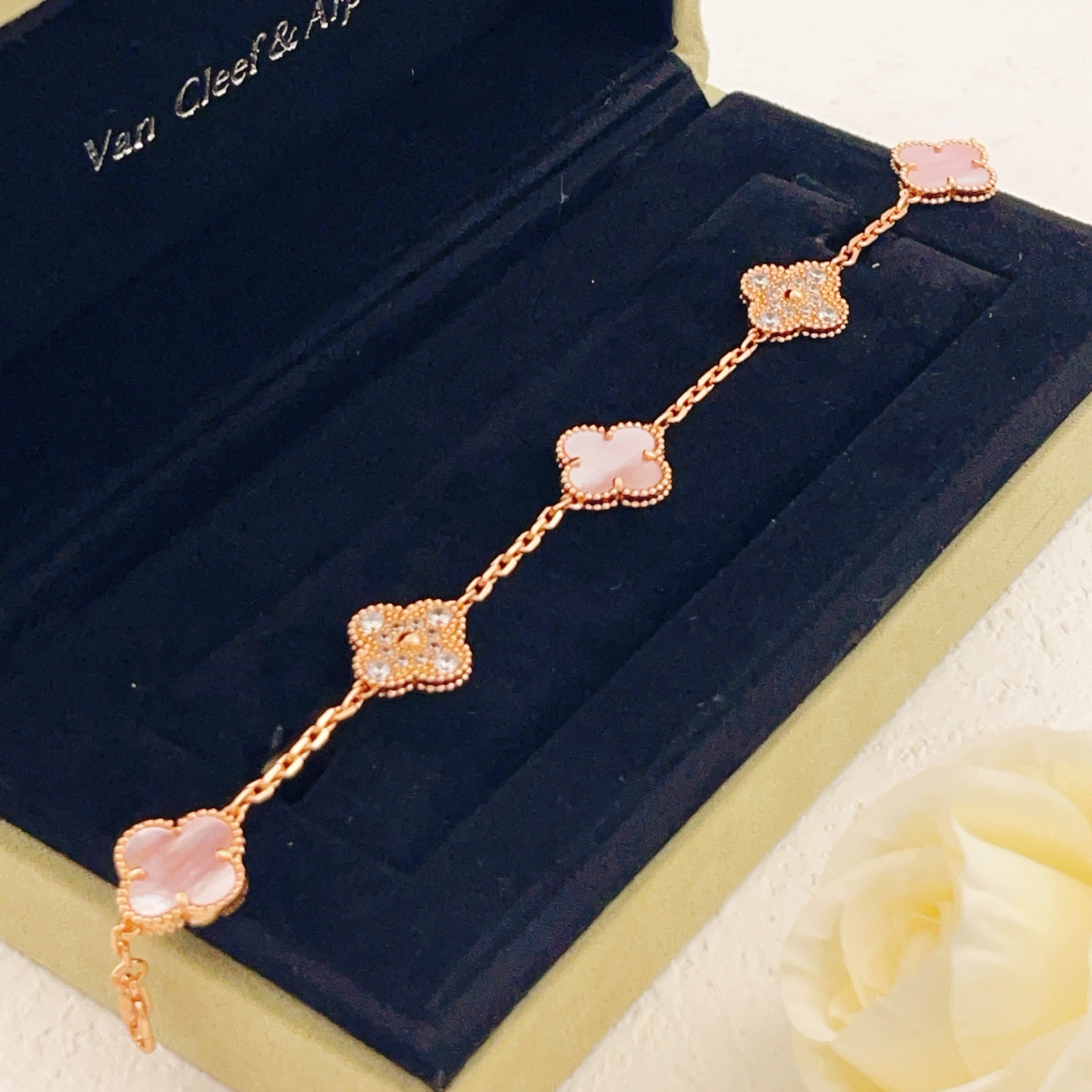 Bracciale Van Cleef Arpels Alhambra Oro rosa con madreperla rosa accenti di madreperla bianca e diamanti 17 cm