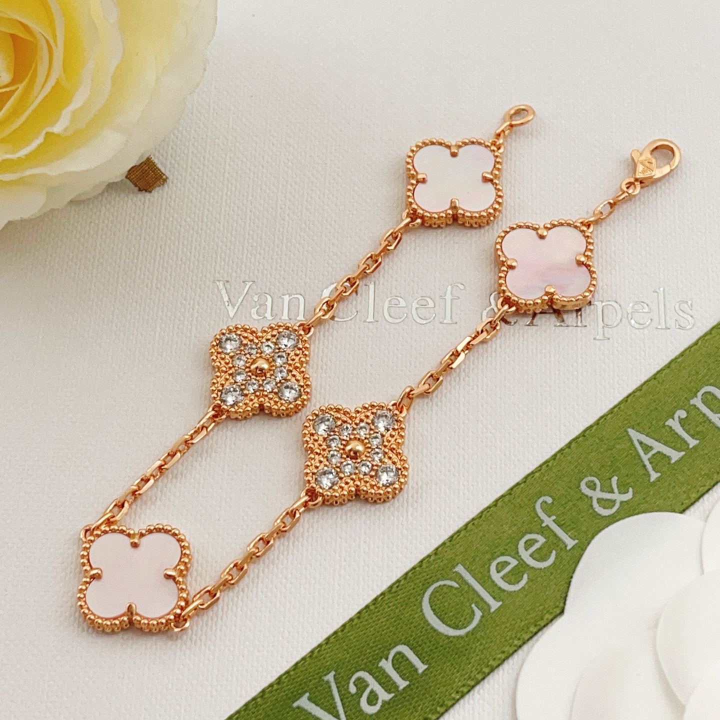 Bracciale Van Cleef Arpels Alhambra Oro rosa con madreperla rosa accenti di madreperla bianca e diamanti 17 cm