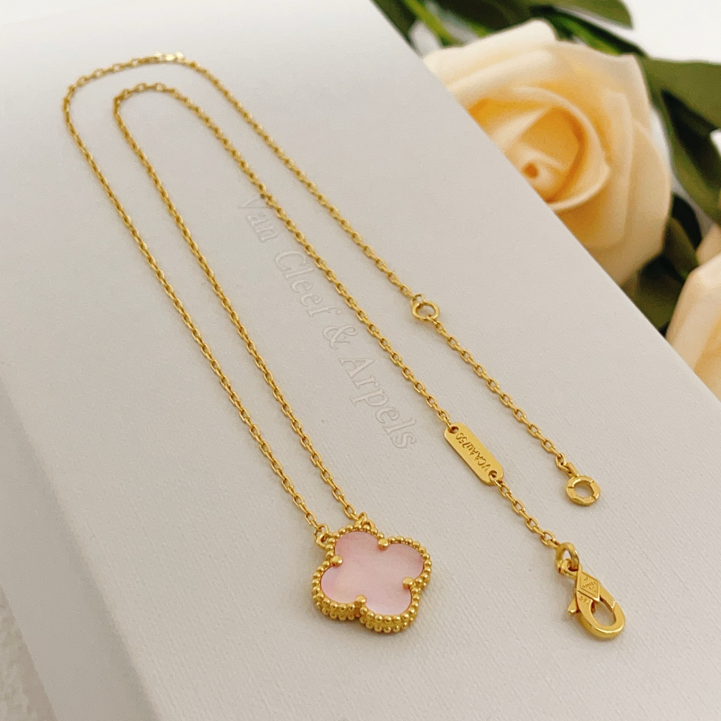 Collana Van Cleef Arpels Vintage Alhambra Oro giallo con madreperla rosa 42 cm