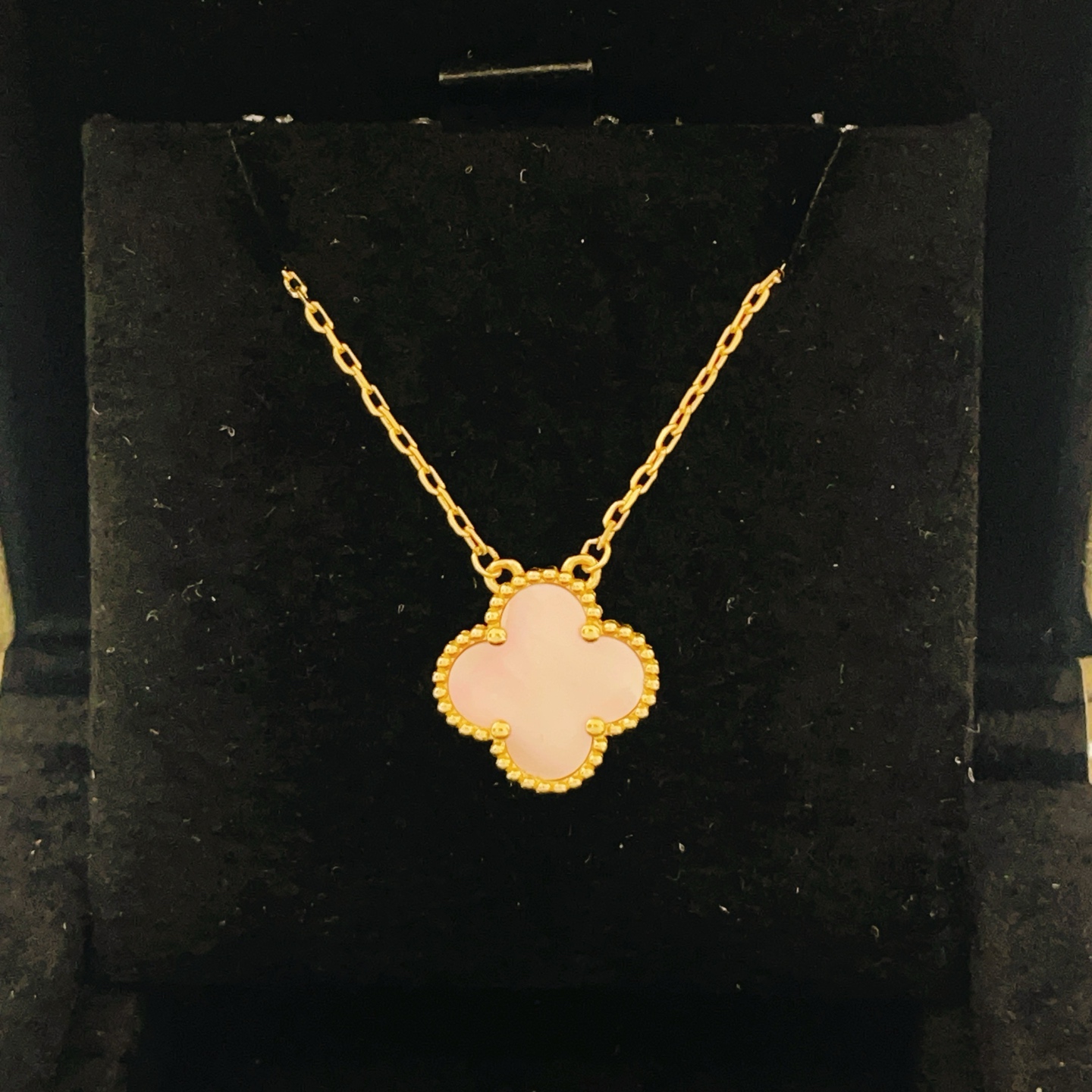 Collana Van Cleef Arpels Vintage Alhambra Oro giallo con madreperla rosa 42 cm
