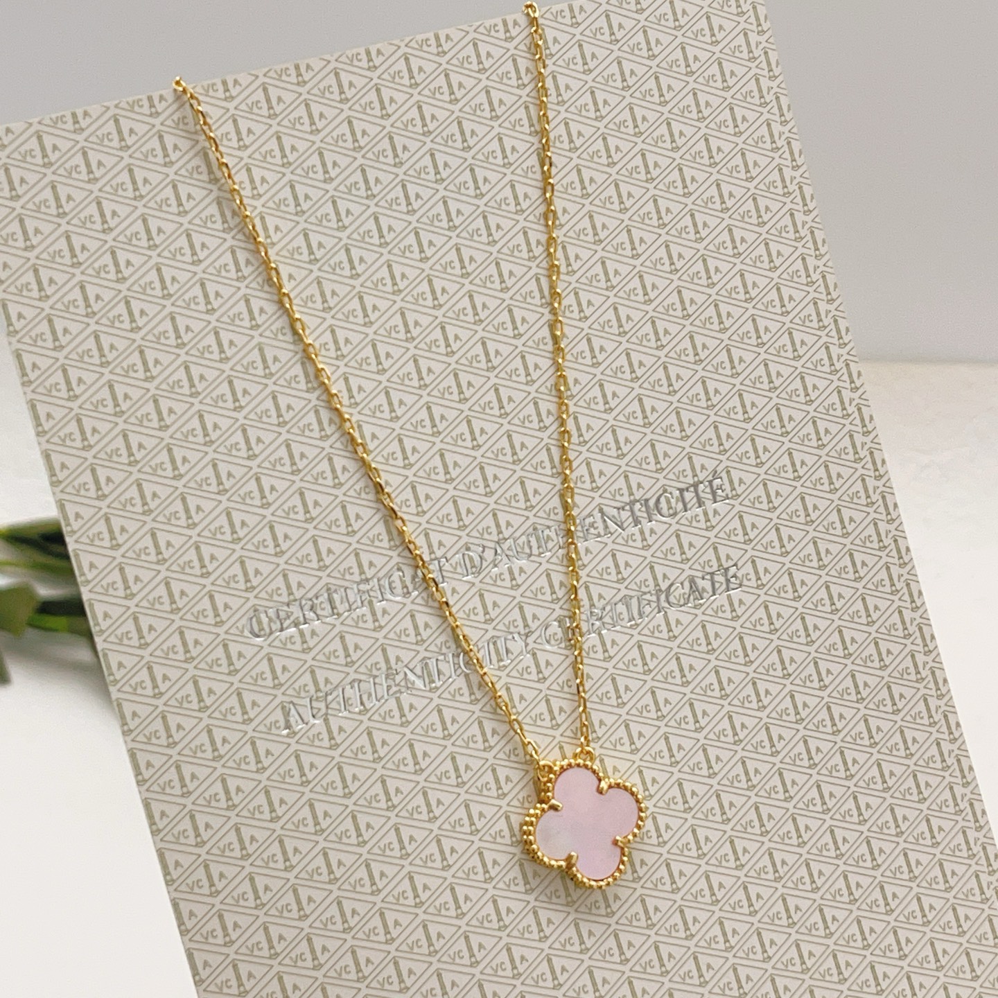 Collana Van Cleef Arpels Vintage Alhambra Oro giallo con madreperla rosa 42 cm