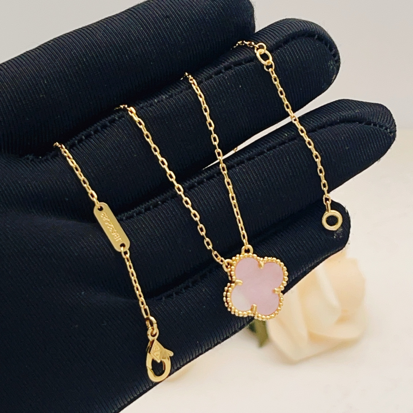 Collana Van Cleef Arpels Vintage Alhambra Oro giallo con madreperla rosa 42 cm