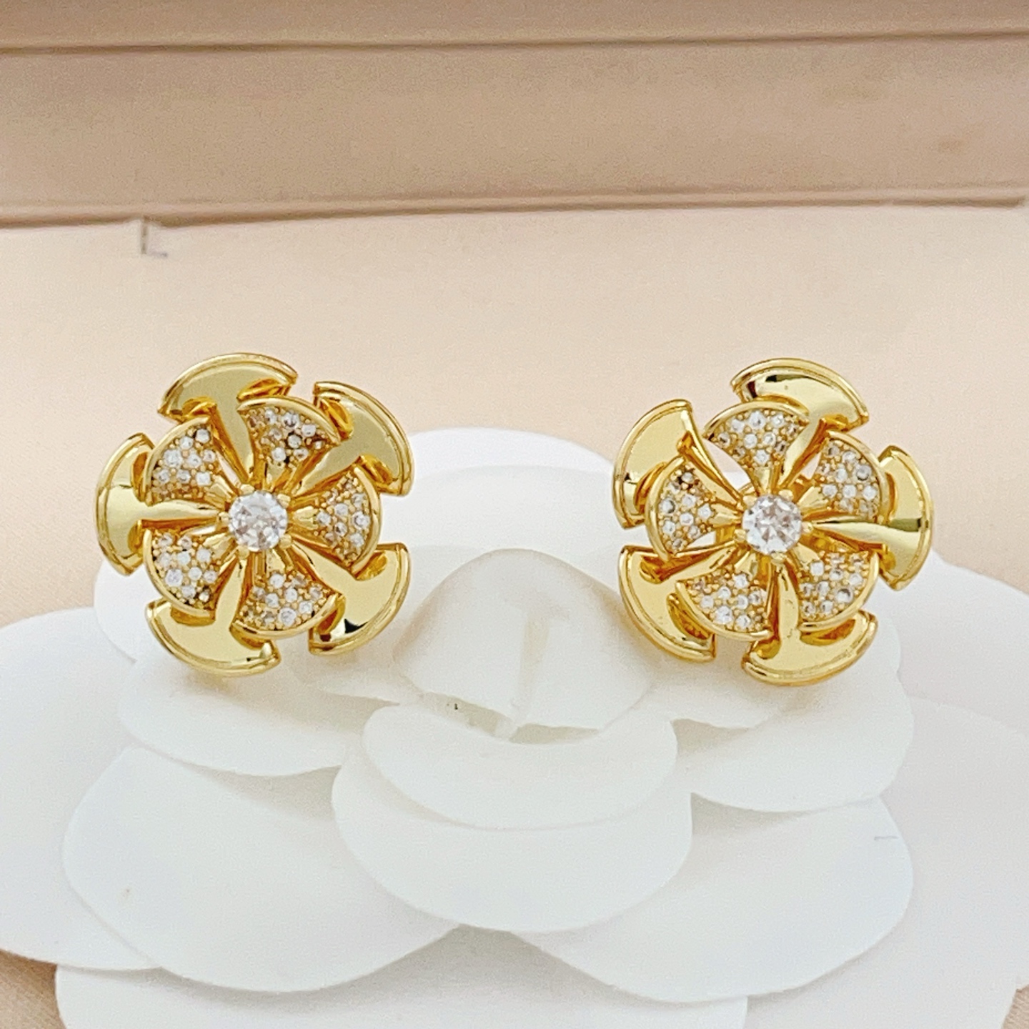 Bvlgari Divas Dream Flower earrings yellow gold with clear diamond simulants 1 5cm diameter