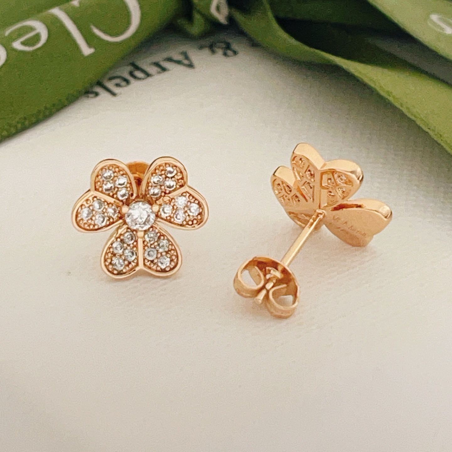Orecchini Van Cleef Arpels Frivole in oro rosa con diamanti trasparenti, diametro del perno di 9 mm
