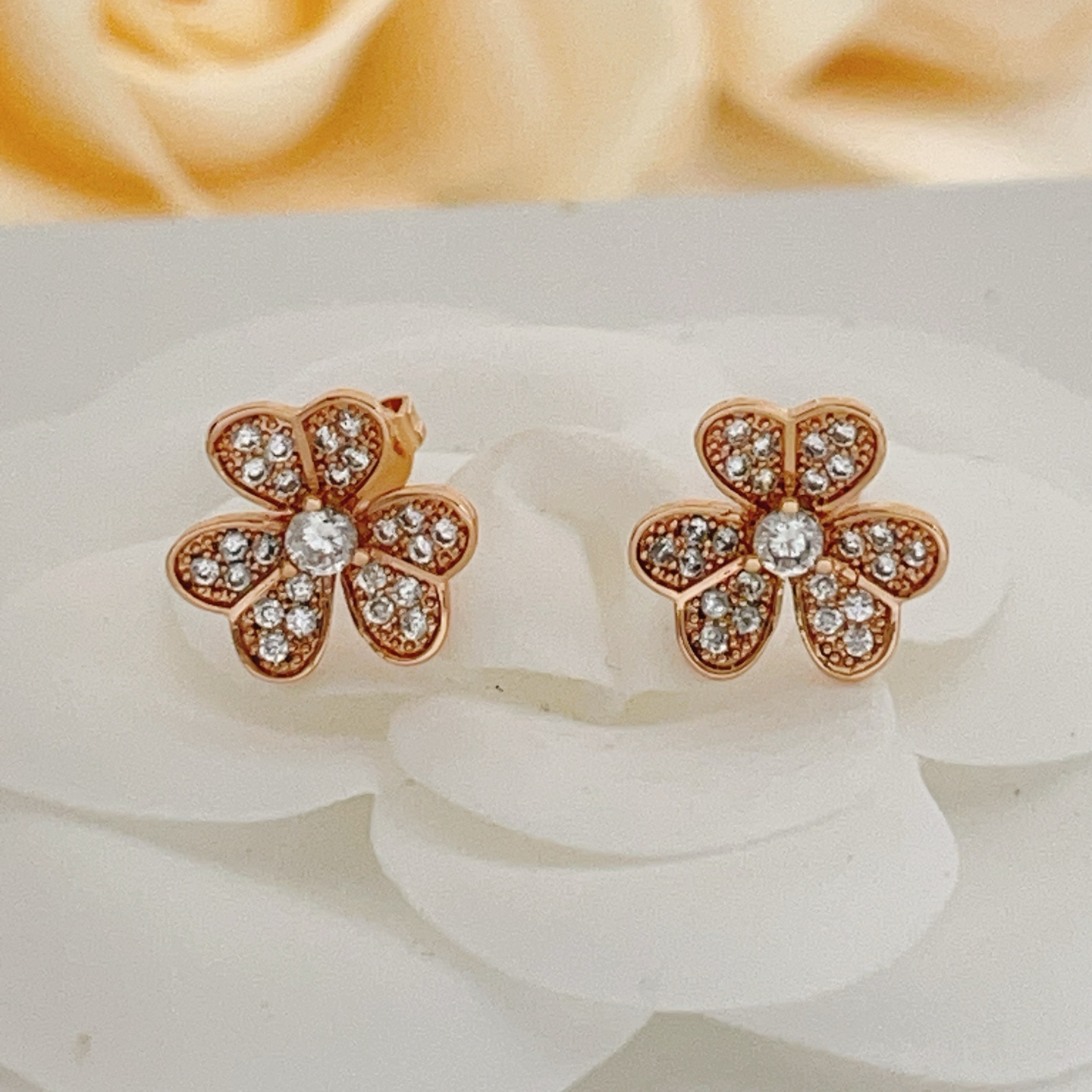Orecchini Van Cleef Arpels Frivole in oro rosa con diamanti trasparenti, diametro del perno di 9 mm