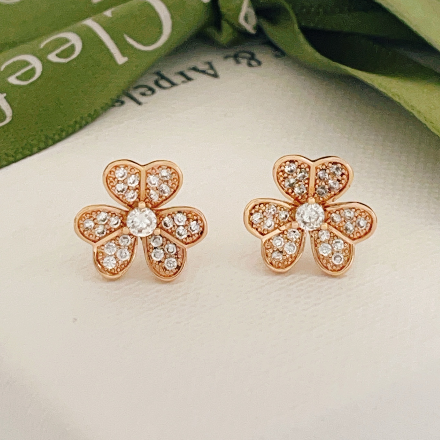 Orecchini Van Cleef Arpels Frivole in oro rosa con diamanti trasparenti, diametro del perno di 9 mm