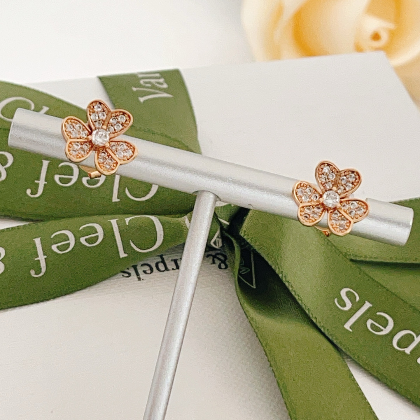 Orecchini Van Cleef Arpels Frivole in oro rosa con diamanti trasparenti, diametro del perno di 9 mm