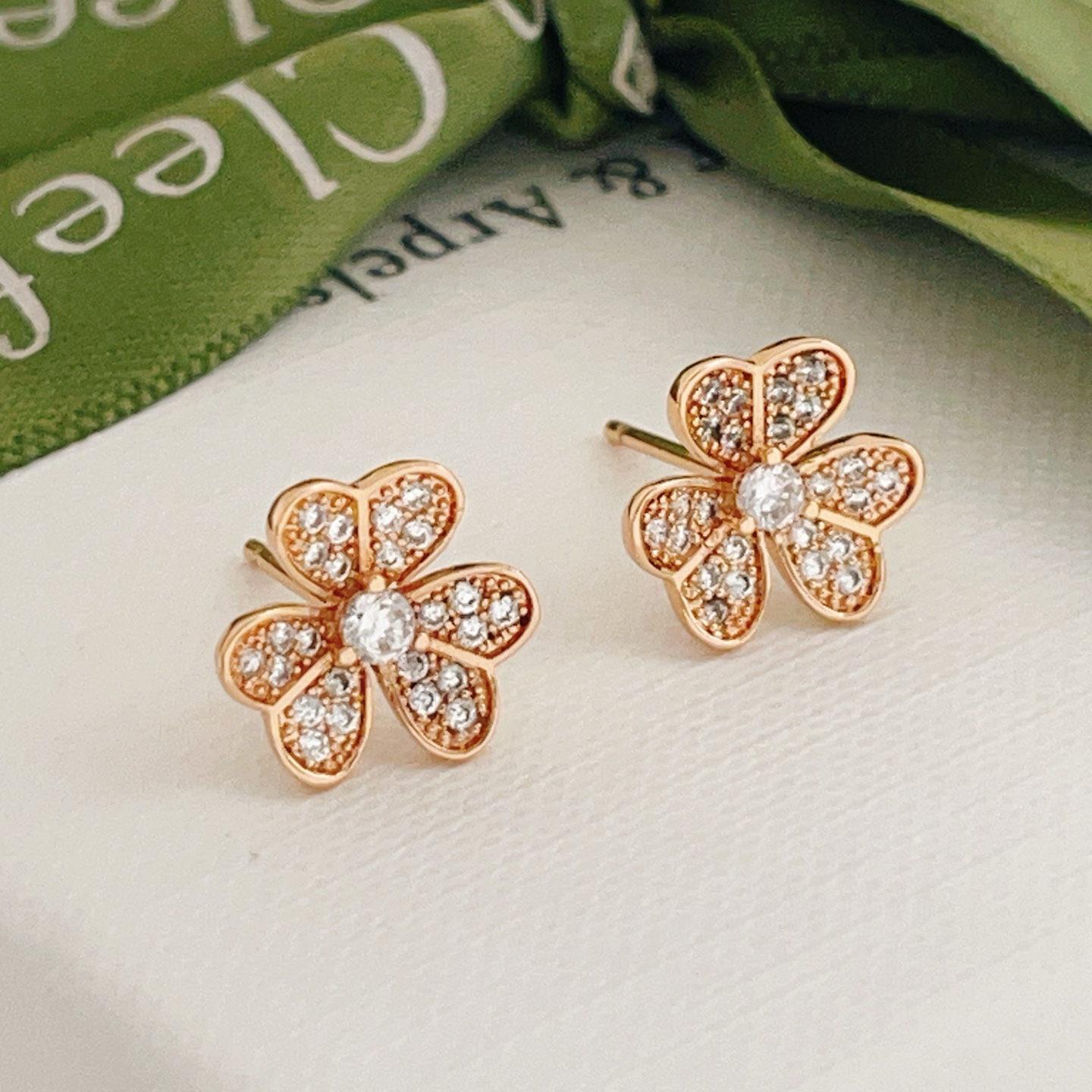Orecchini Van Cleef Arpels Frivole in oro rosa con diamanti trasparenti, diametro del perno di 9 mm