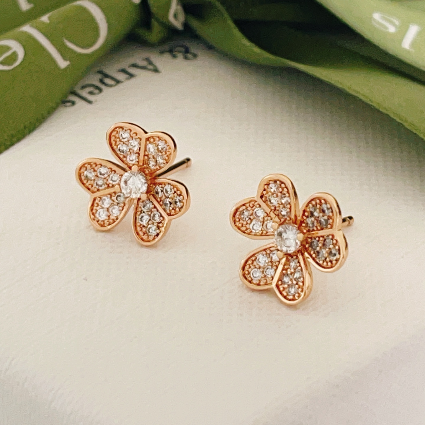 Orecchini Van Cleef Arpels Frivole in oro rosa con diamanti trasparenti, diametro del perno di 9 mm