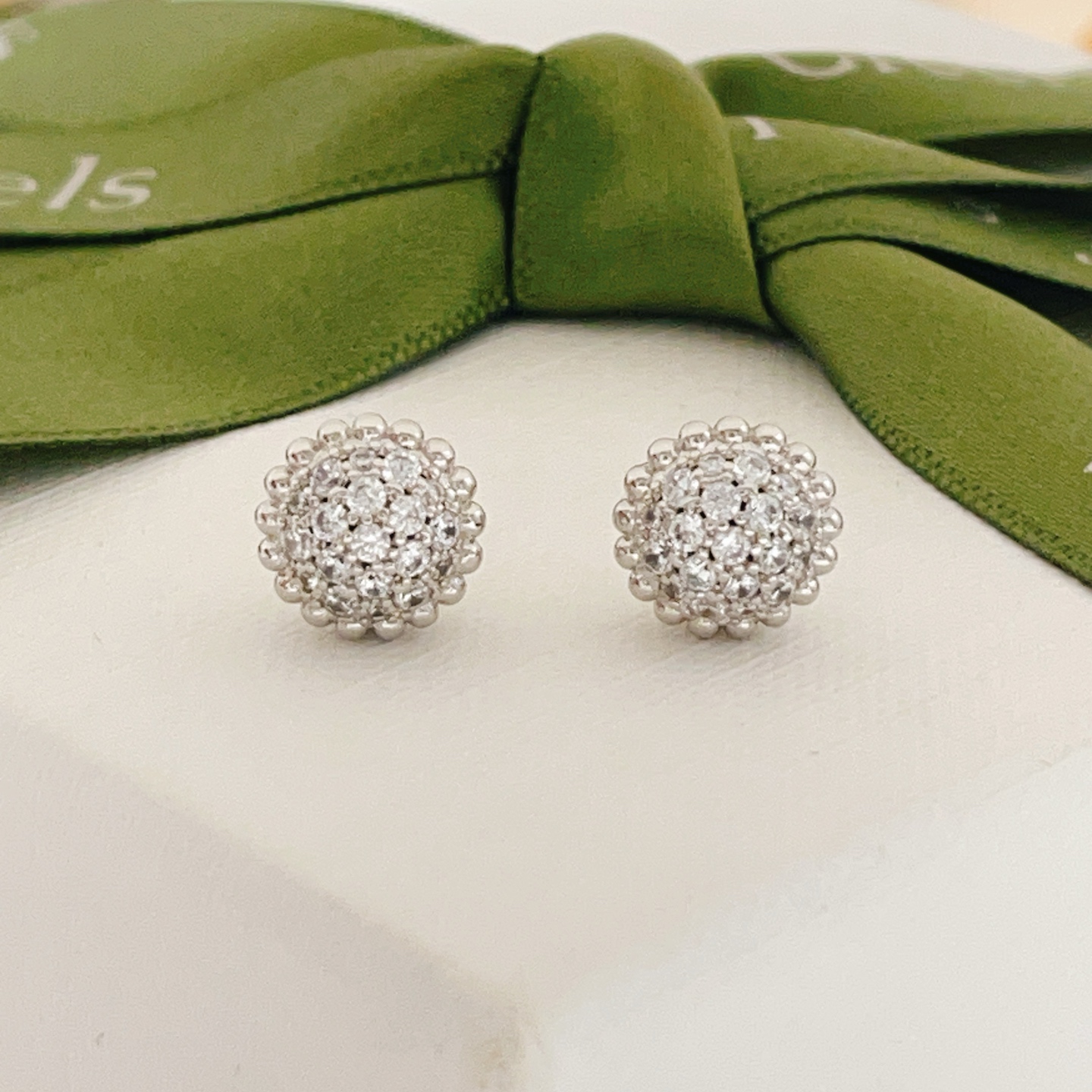 Van Cleef Arpels Fleurette earrings white gold diamond 10mm diameter