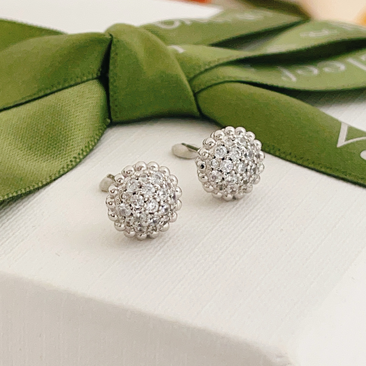 Van Cleef Arpels Fleurette earrings white gold diamond 10mm diameter