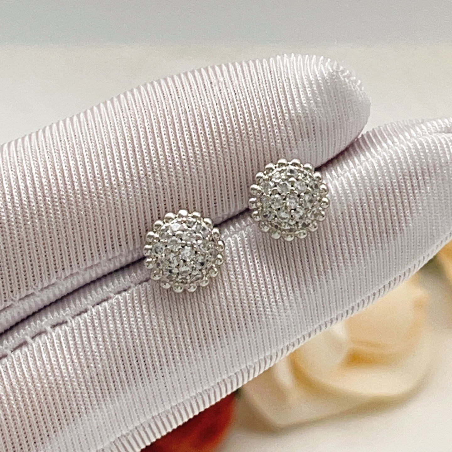 Van Cleef Arpels Fleurette earrings white gold diamond 10mm diameter