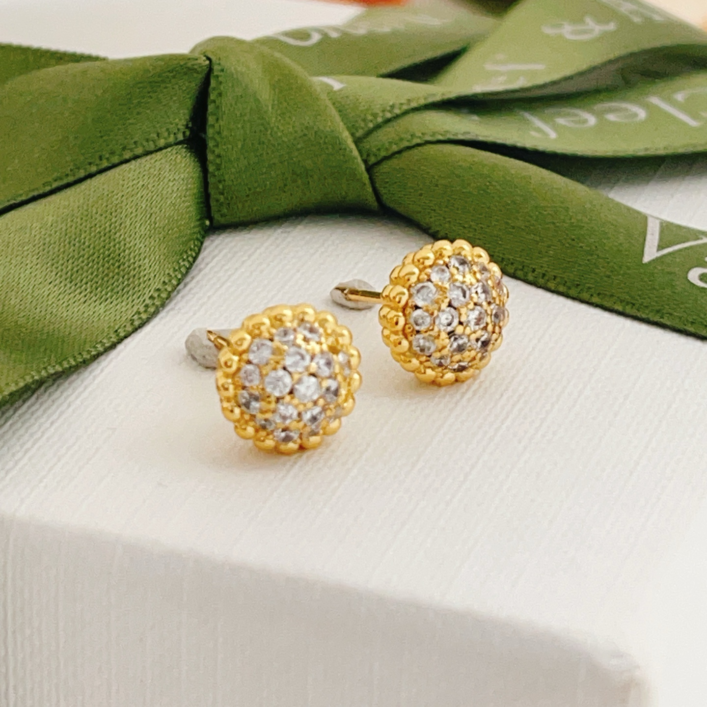 Orecchini Van Cleef Arpels Perlee in oro giallo con accenti di diamanti trasparenti. Borchia da 9 mm di diametro
