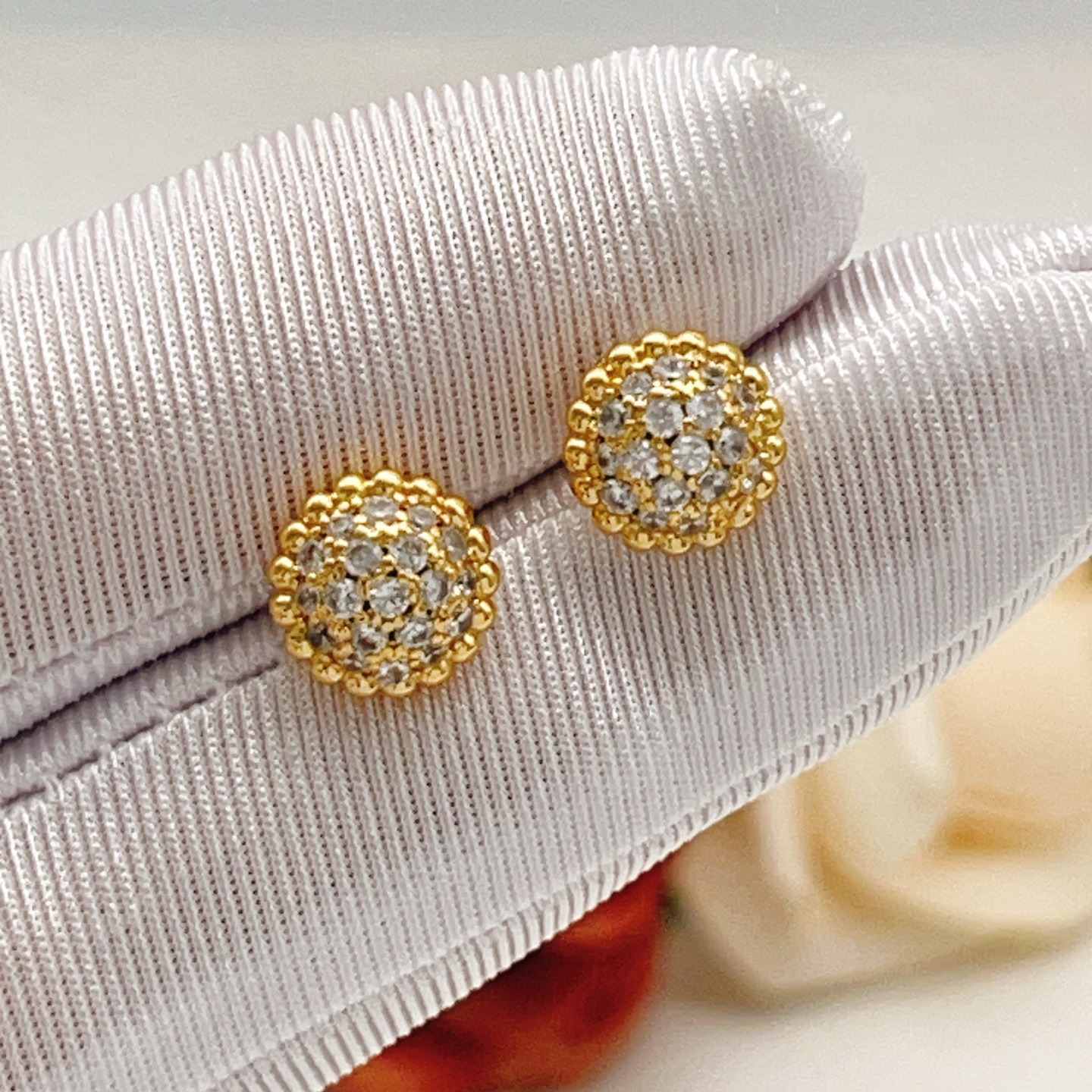 Orecchini Van Cleef Arpels Perlee in oro giallo con accenti di diamanti trasparenti. Borchia da 9 mm di diametro