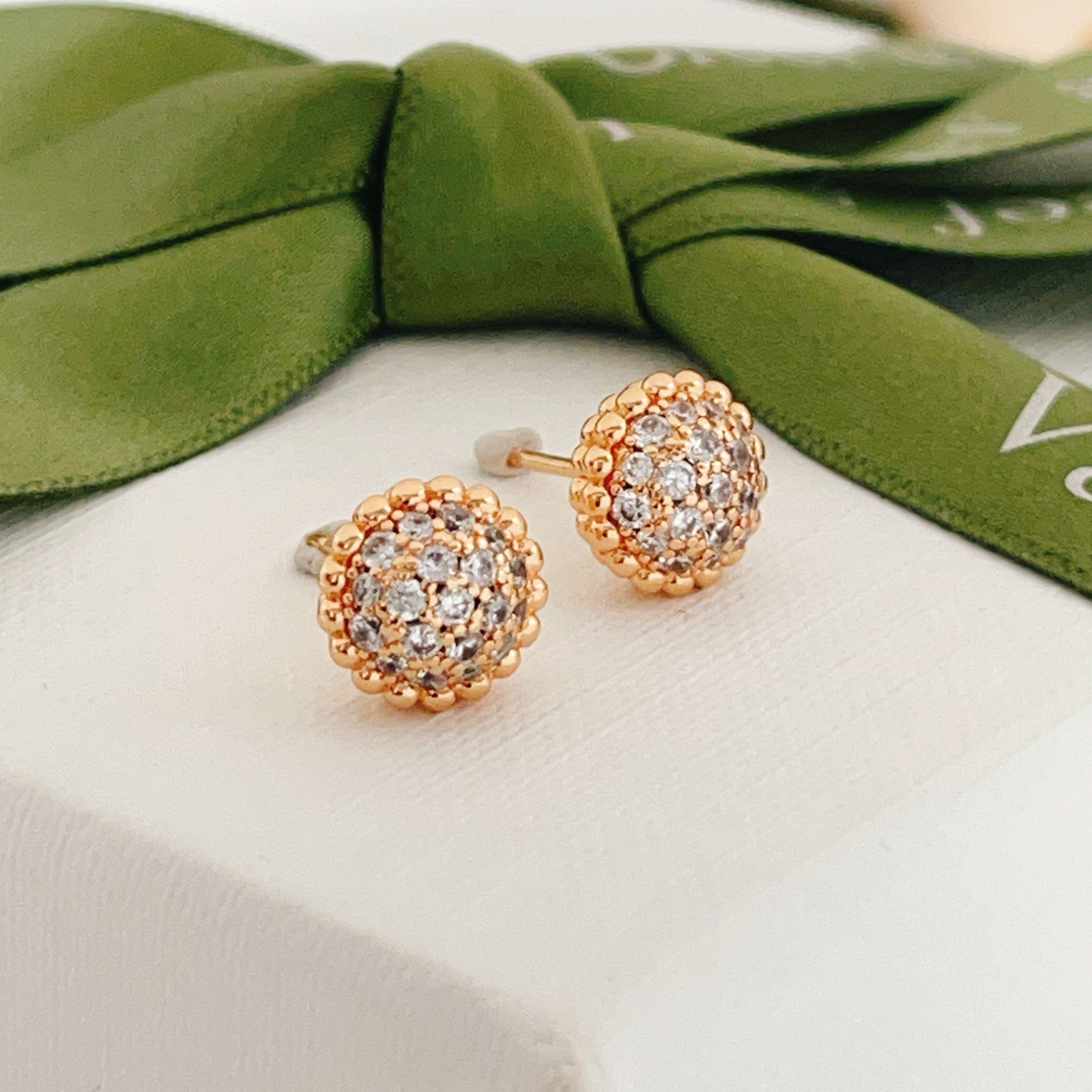 Orecchini Van Cleef Arpels Perlee in oro rosa con pavé di diamanti trasparenti, diametro del perno di 8 mm