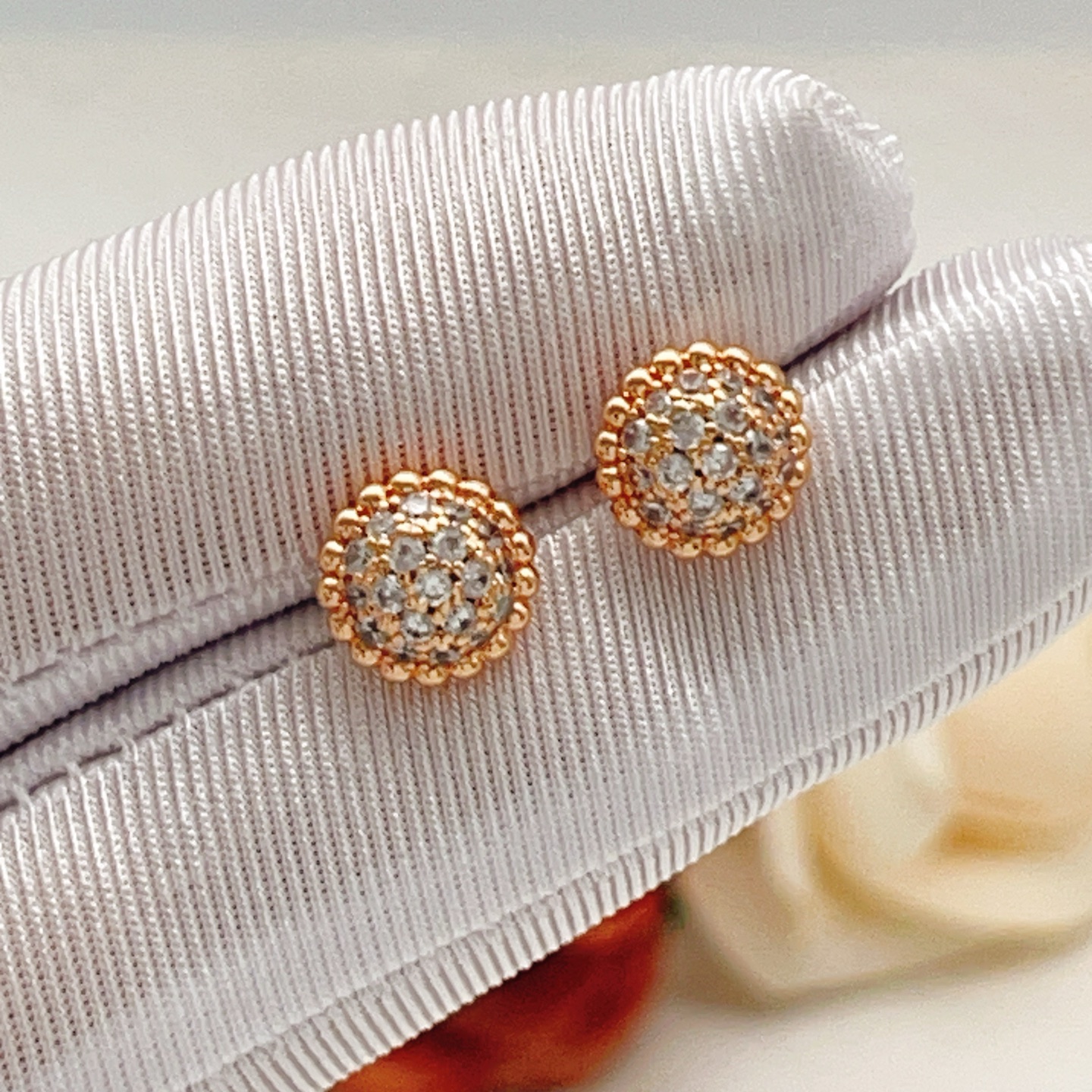 Orecchini Van Cleef Arpels Perlee in oro rosa con pavé di diamanti trasparenti, diametro del perno di 8 mm