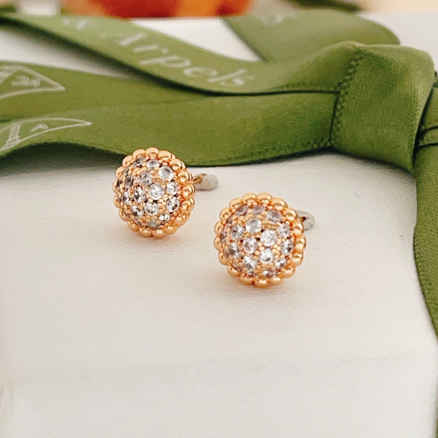 Orecchini Van Cleef Arpels Perlee in oro rosa con pavé di diamanti trasparenti, diametro del perno di 8 mm