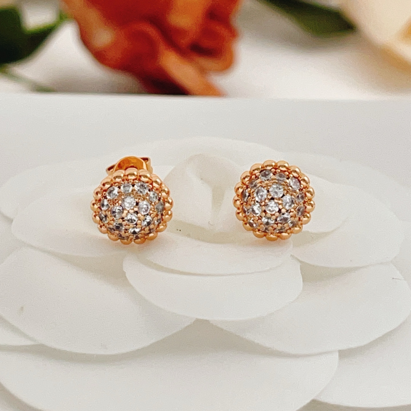 Orecchini Van Cleef Arpels Perlee in oro rosa con pavé di diamanti trasparenti, diametro del perno di 8 mm