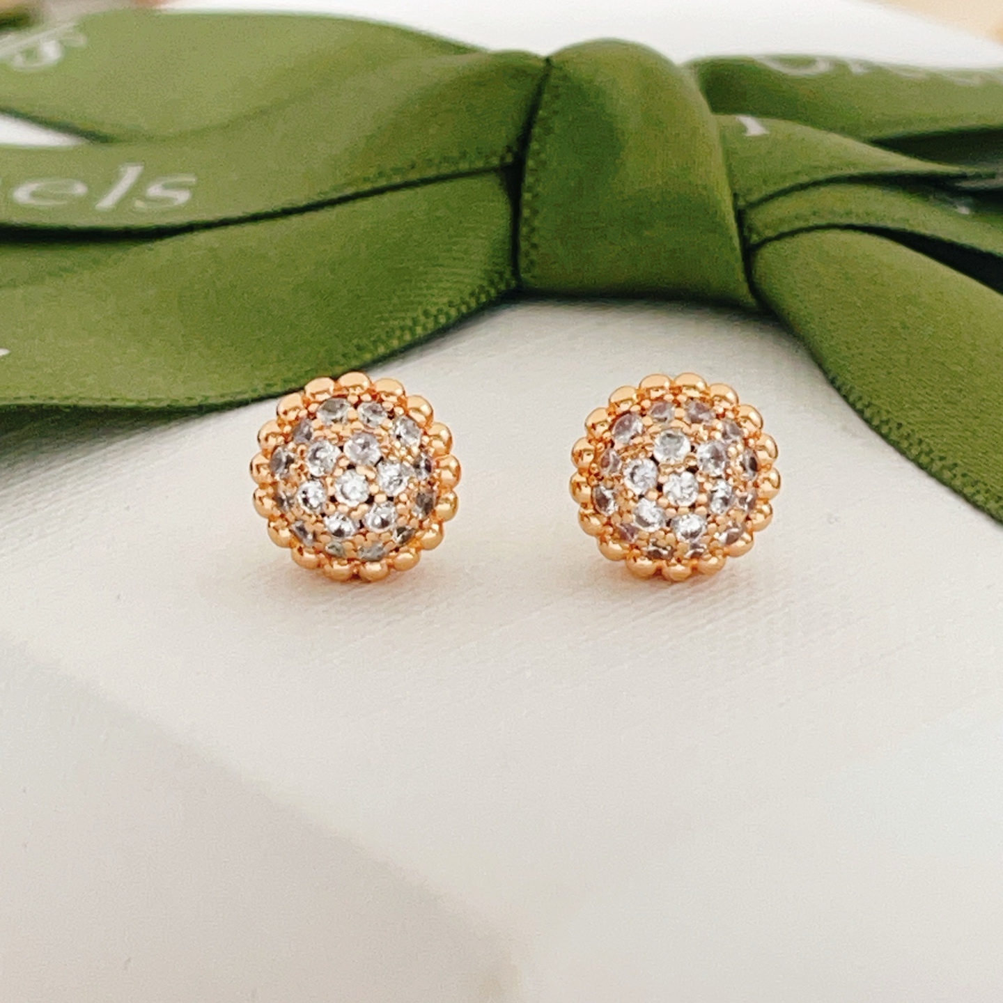 Orecchini Van Cleef Arpels Perlee in oro rosa con pavé di diamanti trasparenti, diametro del perno di 8 mm