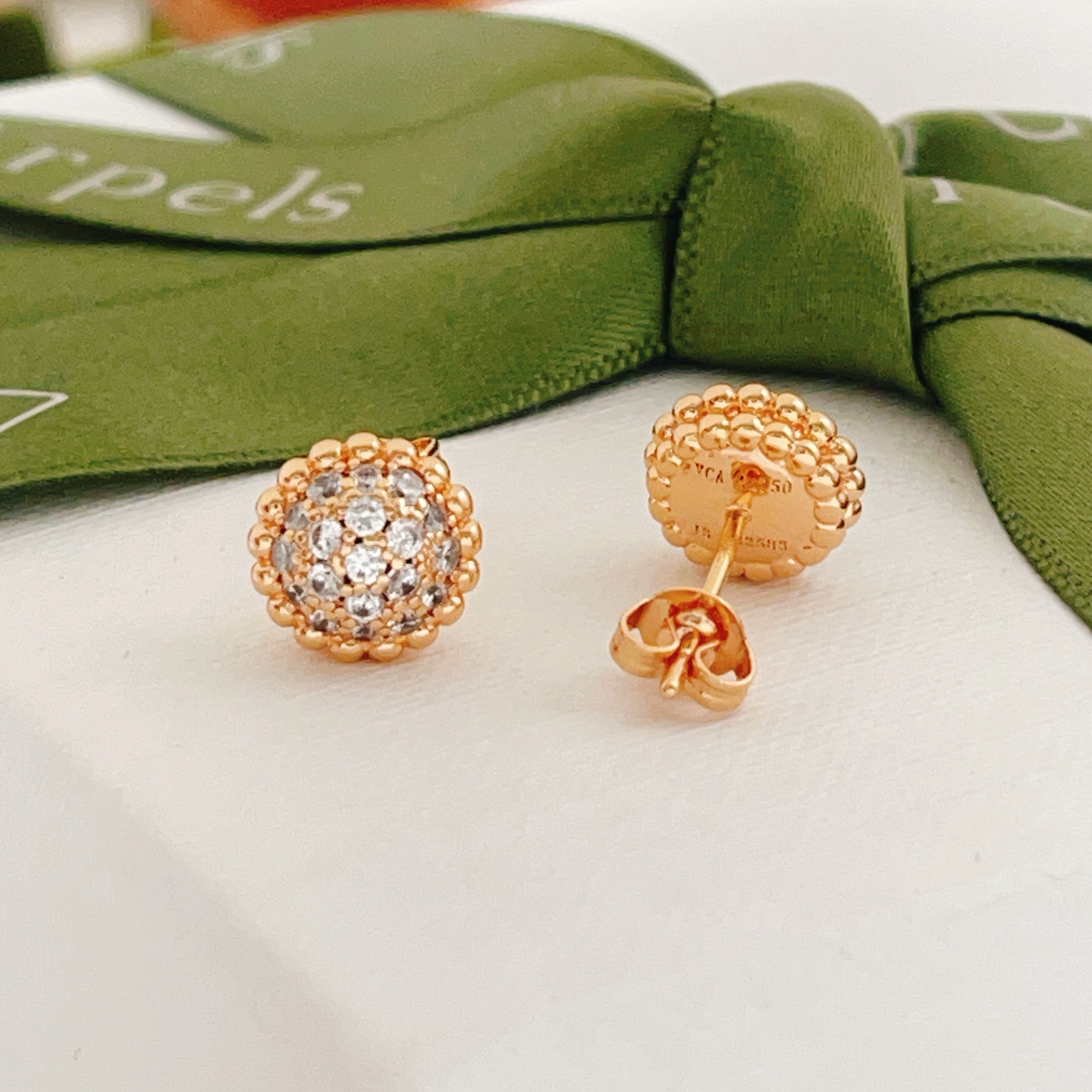 Orecchini Van Cleef Arpels Perlee in oro rosa con pavé di diamanti trasparenti, diametro del perno di 8 mm