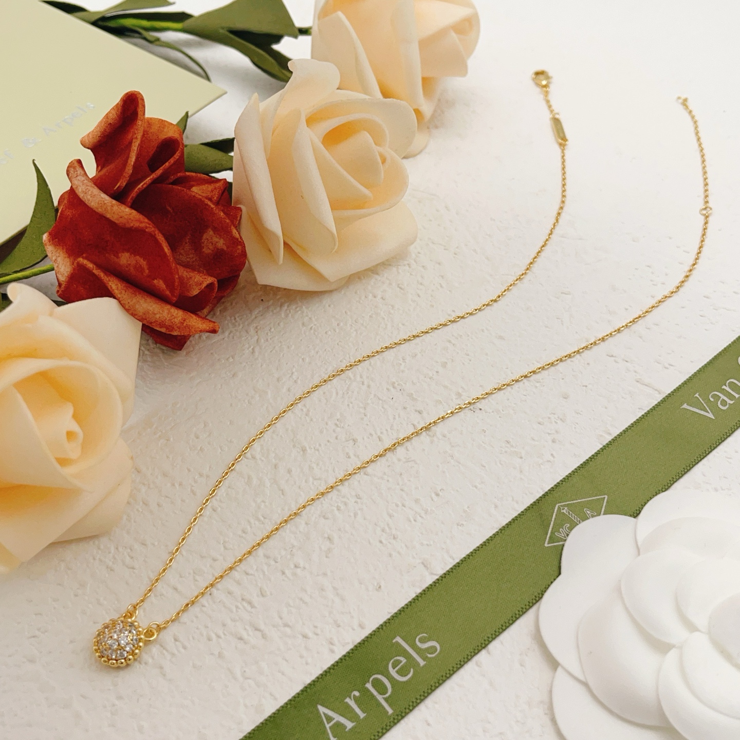 Collar Van Cleef Arpels Perlee Oro amarillo con pavé de diamantes transparentes 42 cm con alargador de 2 cm