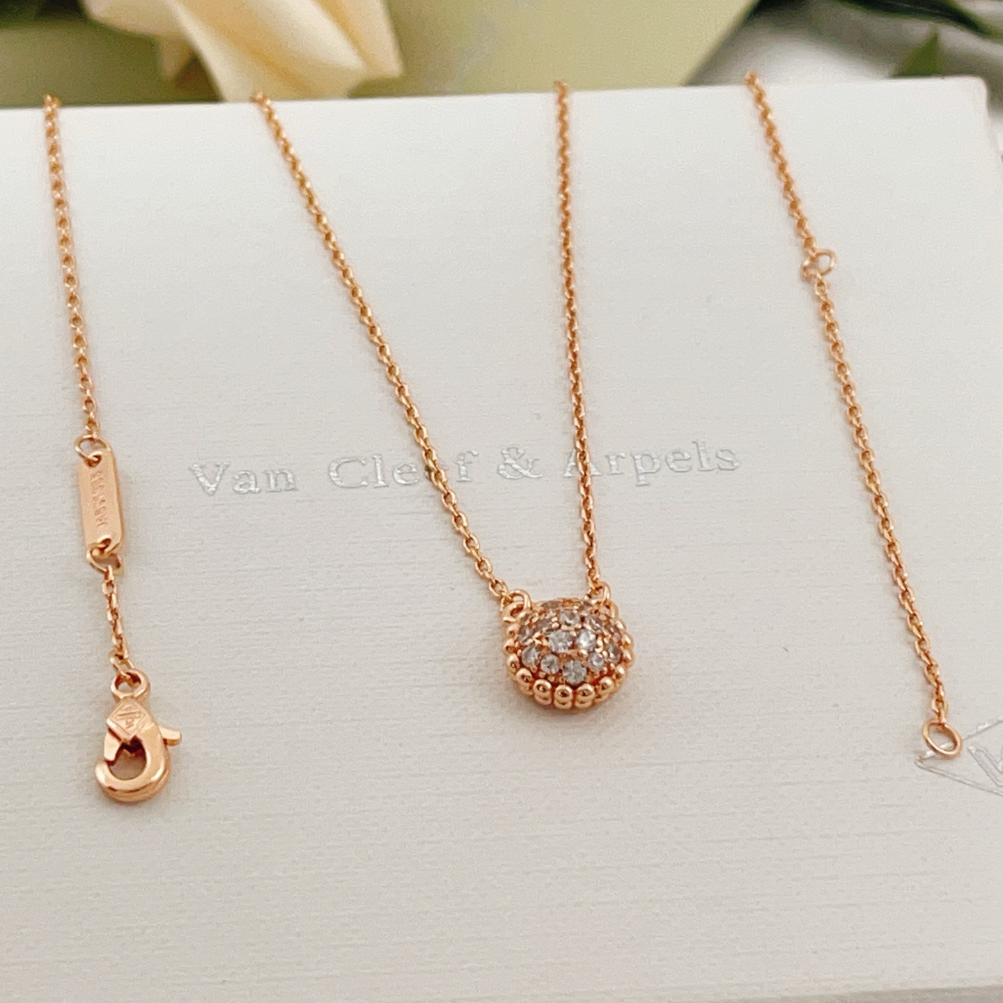 Collana Van Cleef Arpels Perlee Couleurs Oro rosa con pavé di diamanti trasparenti 42 cm