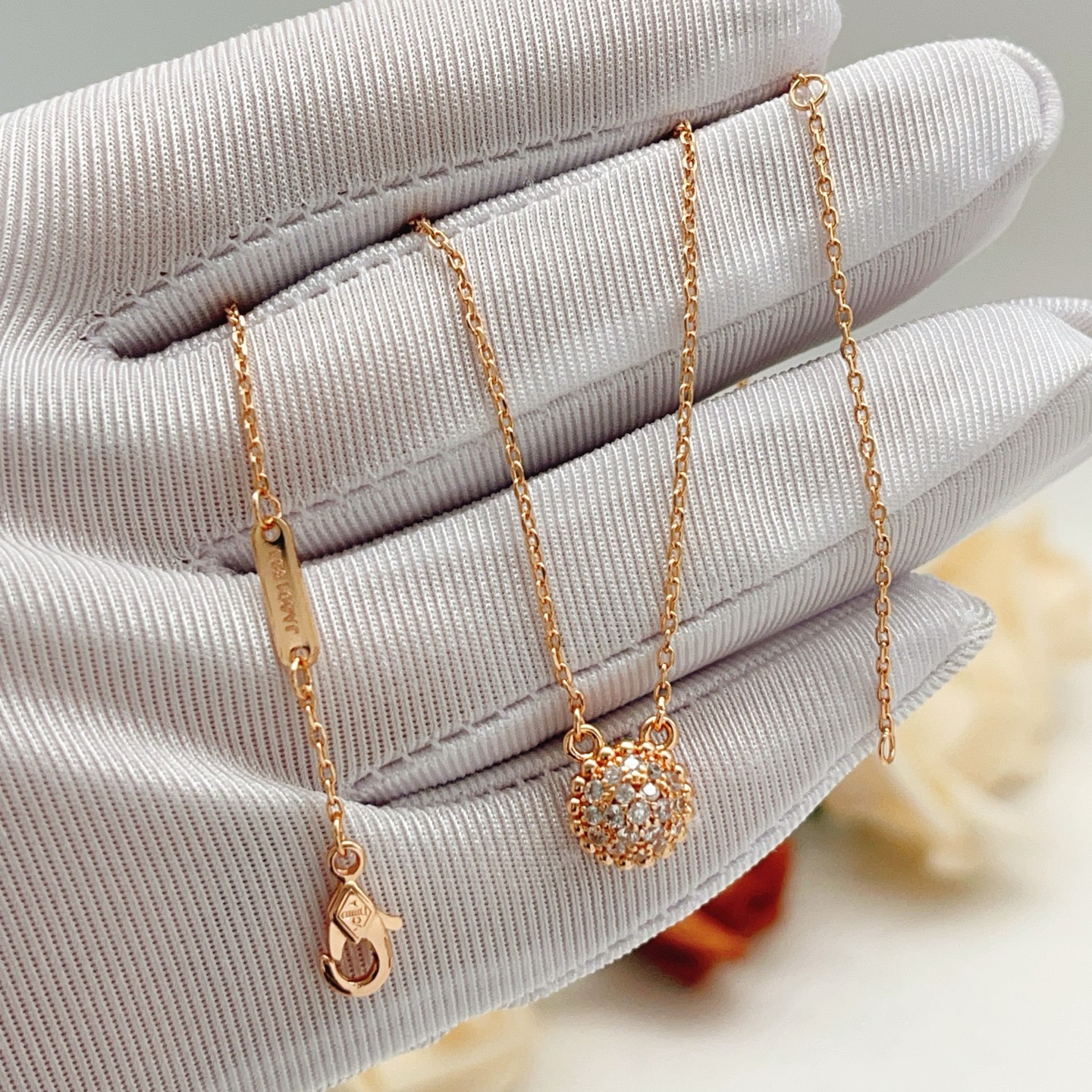 Collana Van Cleef Arpels Perlee Couleurs Oro rosa con pavé di diamanti trasparenti 42 cm