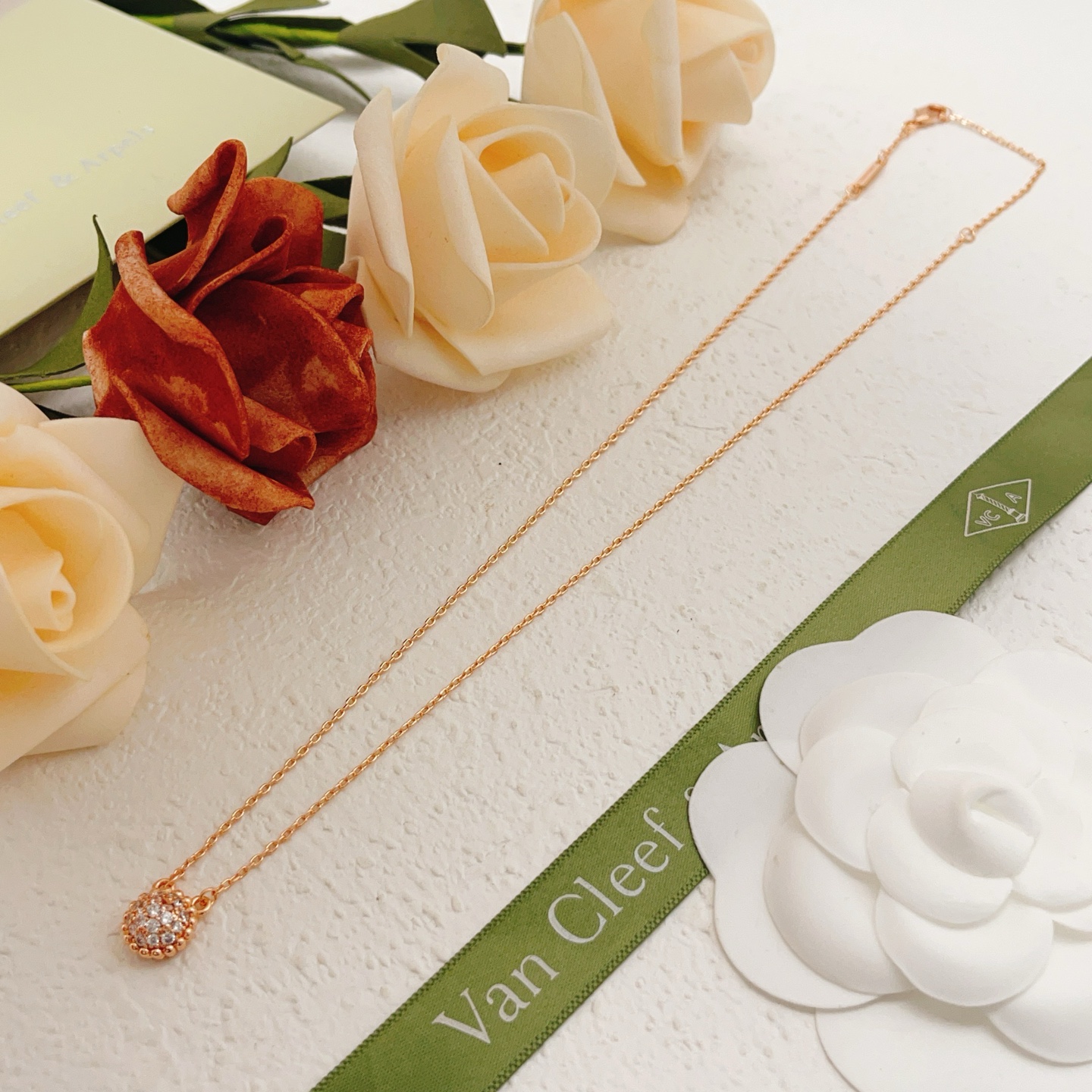 Collana Van Cleef Arpels Perlee Couleurs Oro rosa con pavé di diamanti trasparenti 42 cm