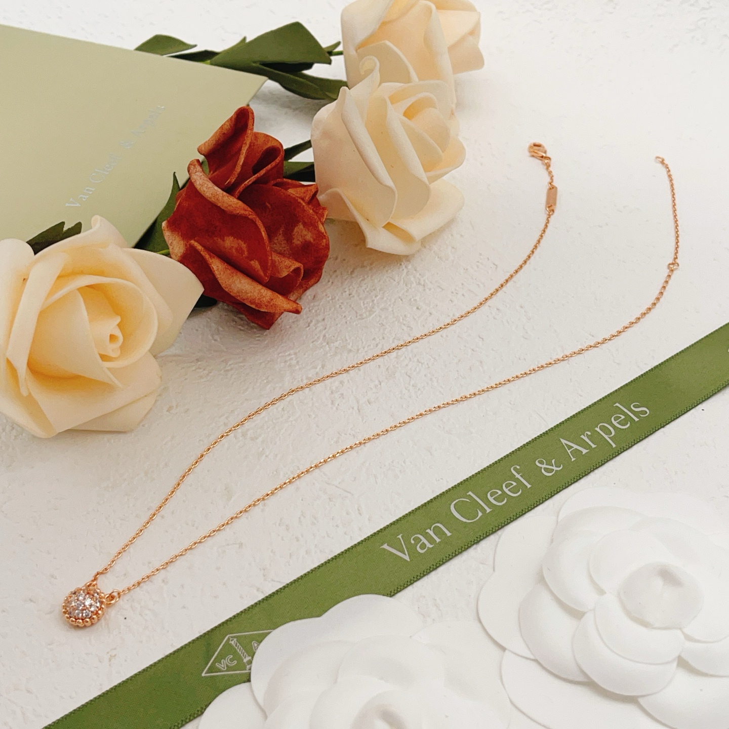 Collana Van Cleef Arpels Perlee Couleurs Oro rosa con pavé di diamanti trasparenti 42 cm
