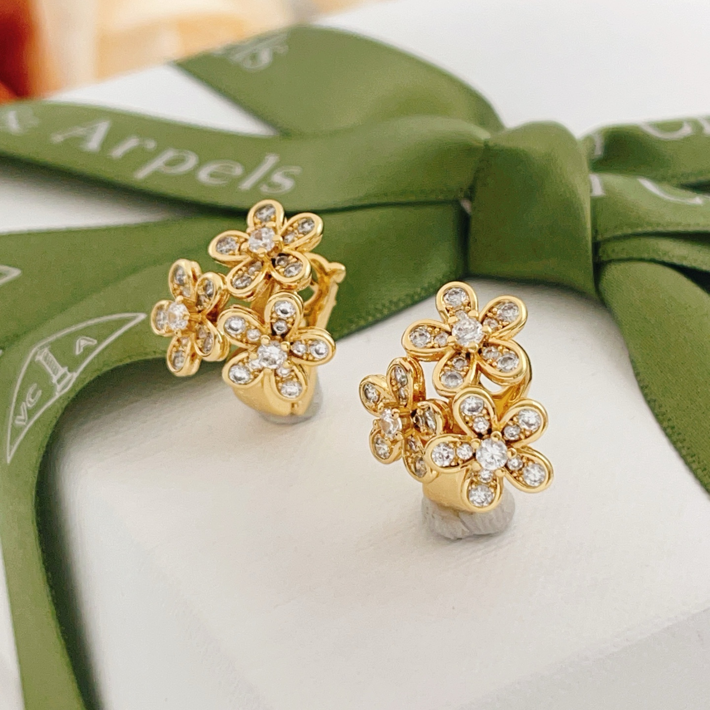 Orecchini Van Cleef Arpels Socrate Oro giallo con accenti di diamanti chiari 12 mm