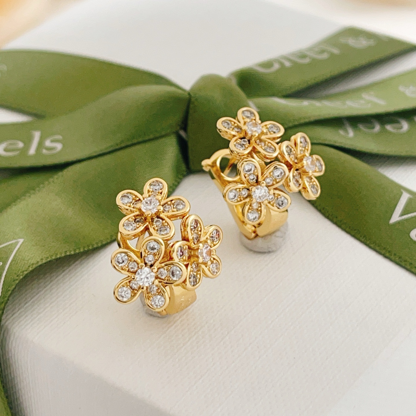 Orecchini Van Cleef Arpels Socrate Oro giallo con accenti di diamanti chiari 12 mm