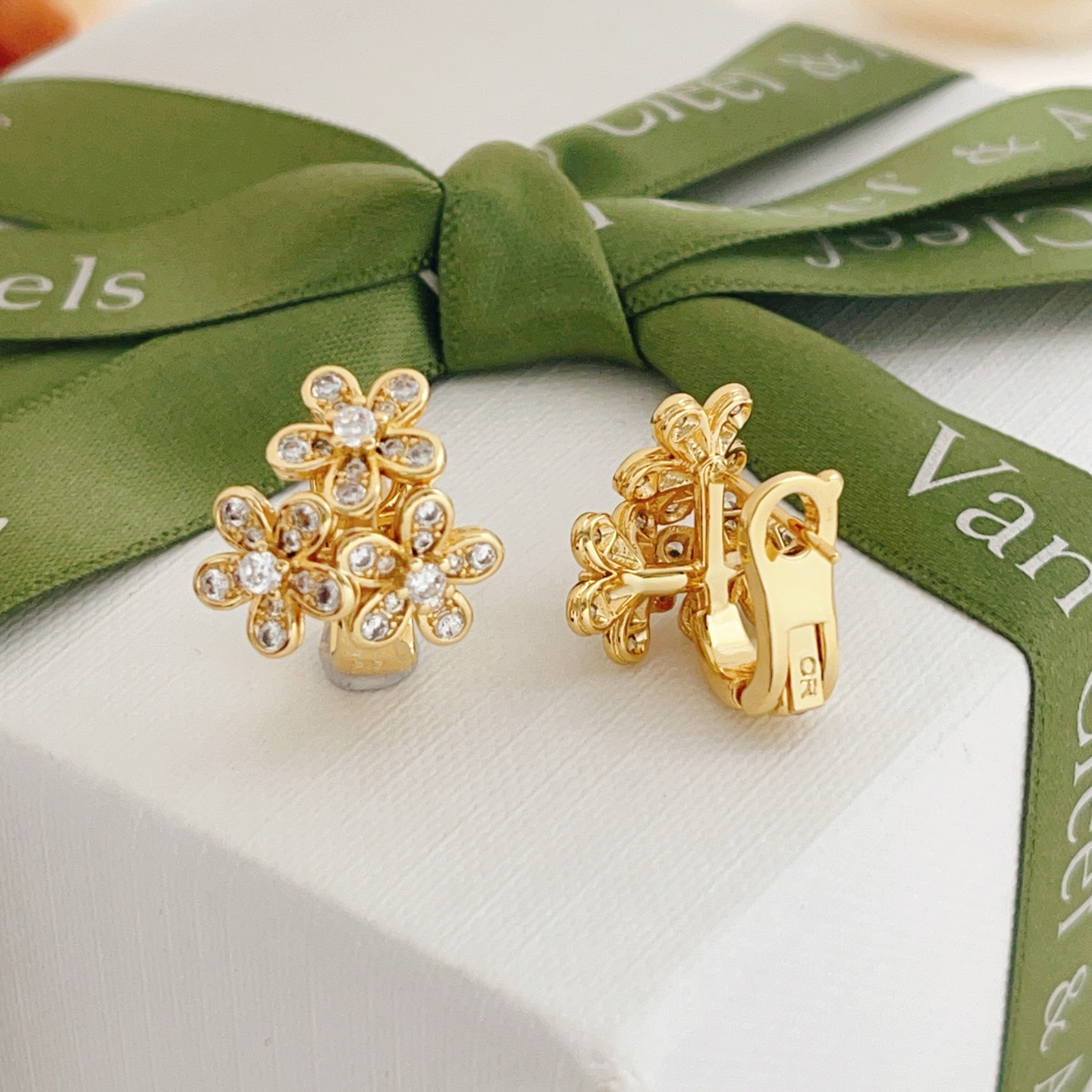 Orecchini Van Cleef Arpels Socrate Oro giallo con accenti di diamanti chiari 12 mm