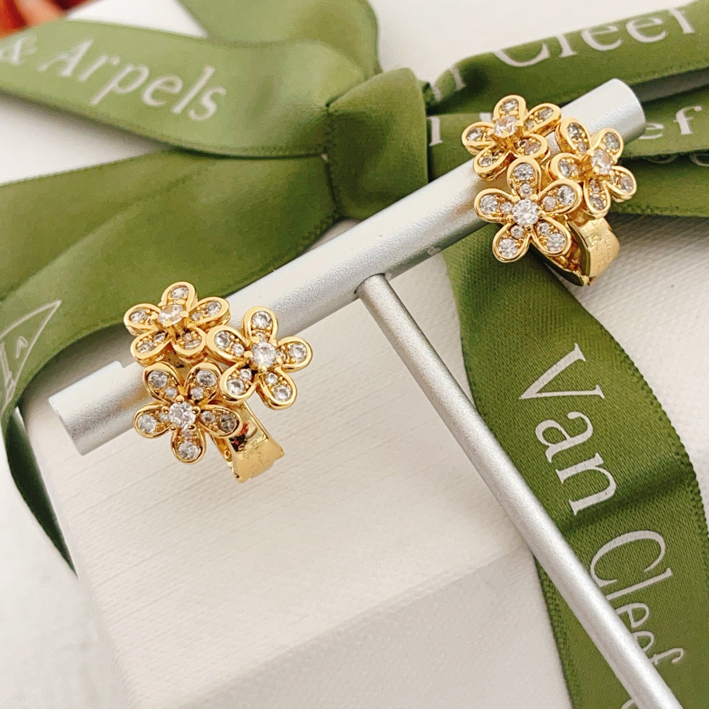 Orecchini Van Cleef Arpels Socrate Oro giallo con accenti di diamanti chiari 12 mm
