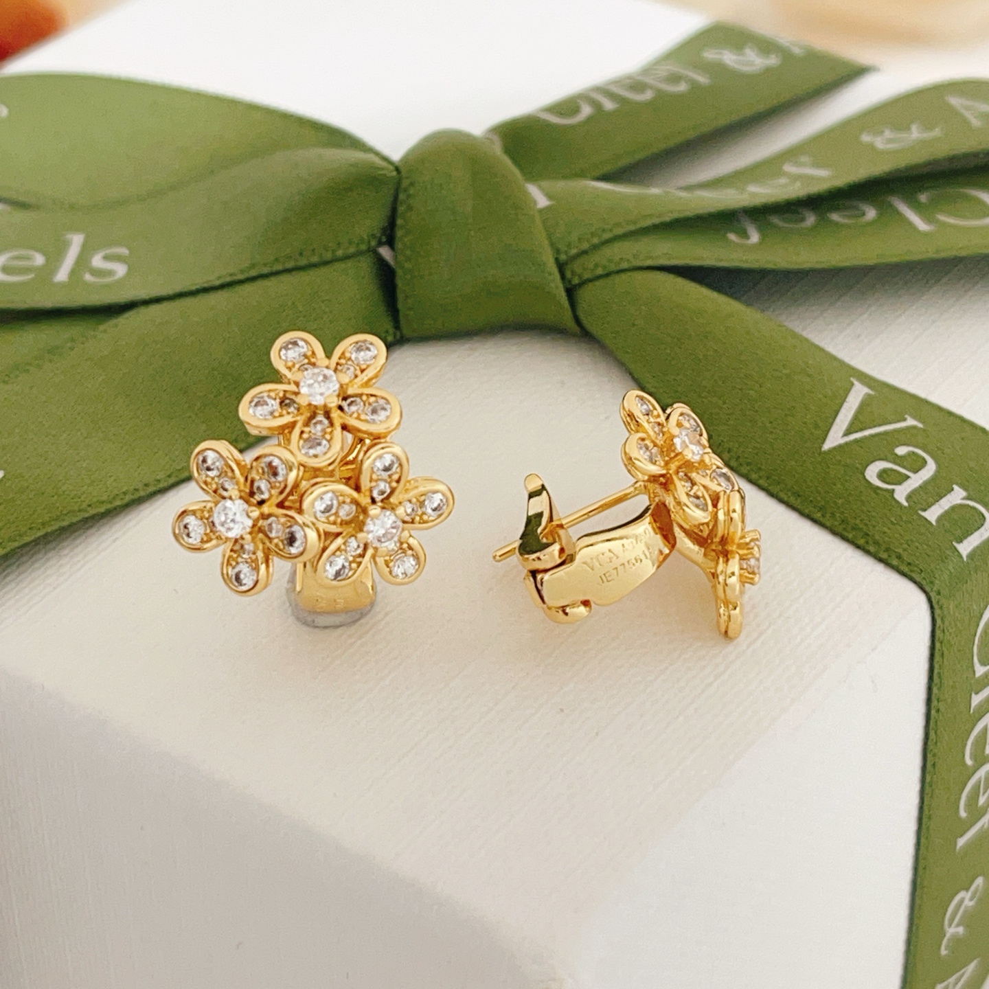 Orecchini Van Cleef Arpels Socrate Oro giallo con accenti di diamanti chiari 12 mm