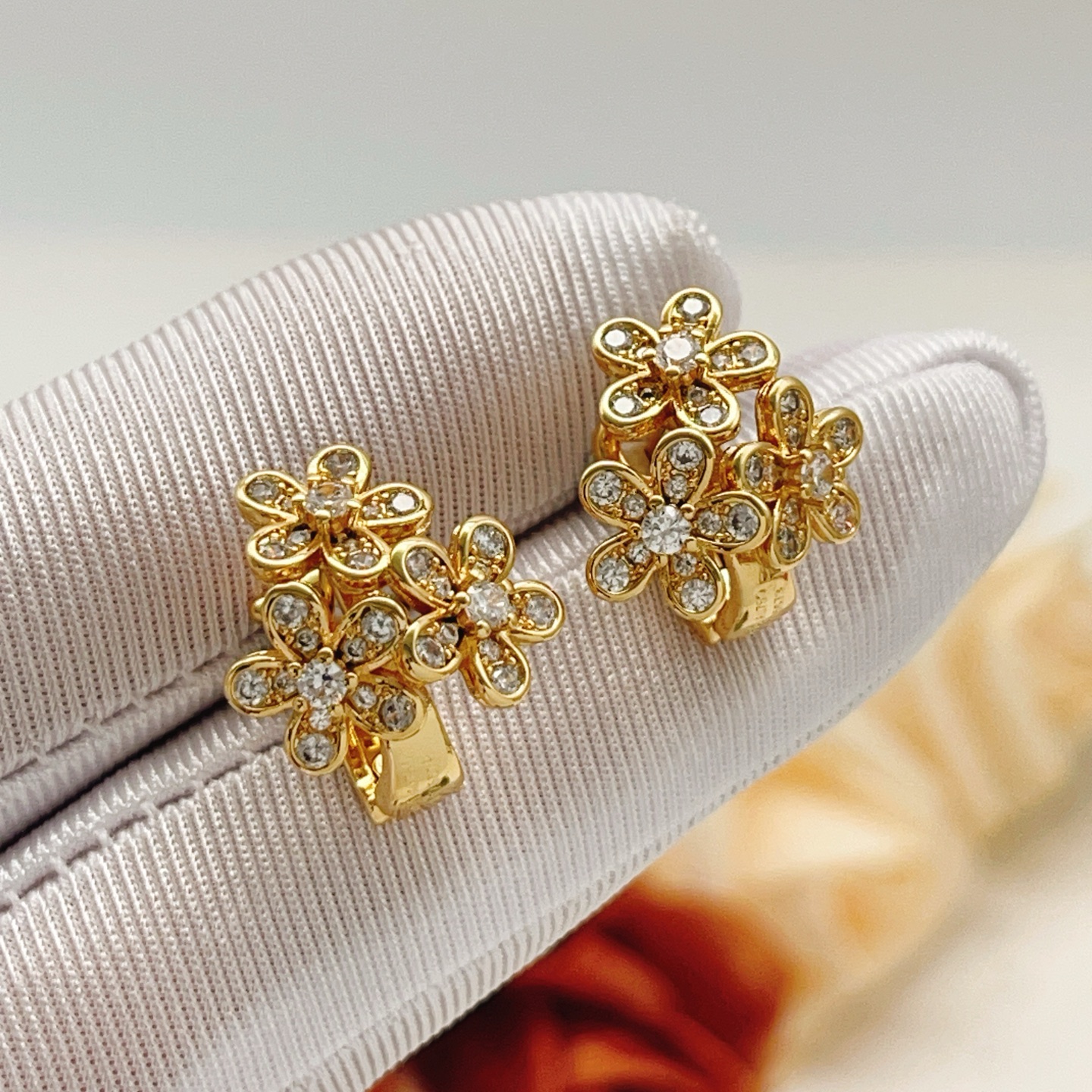 Orecchini Van Cleef Arpels Socrate Oro giallo con accenti di diamanti chiari 12 mm