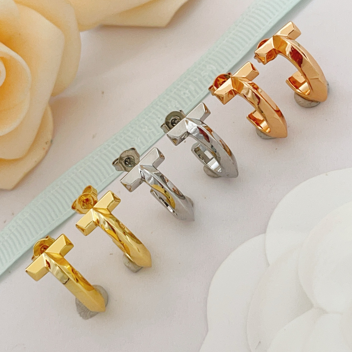 Tiffany T T1 earrings 18k yellow gold no gemstones 12mm hoop diameter
