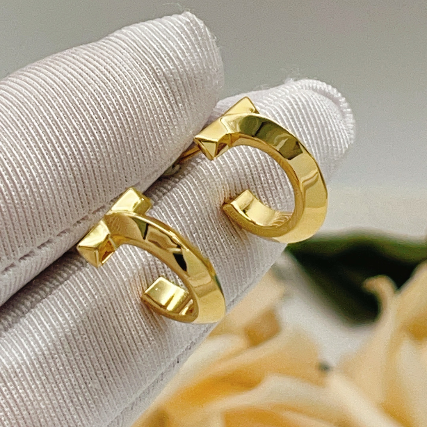 Tiffany T T1 Hoop Earrings earrings 18k yellow gold polished finish no gemstones 12mm hoop diameter