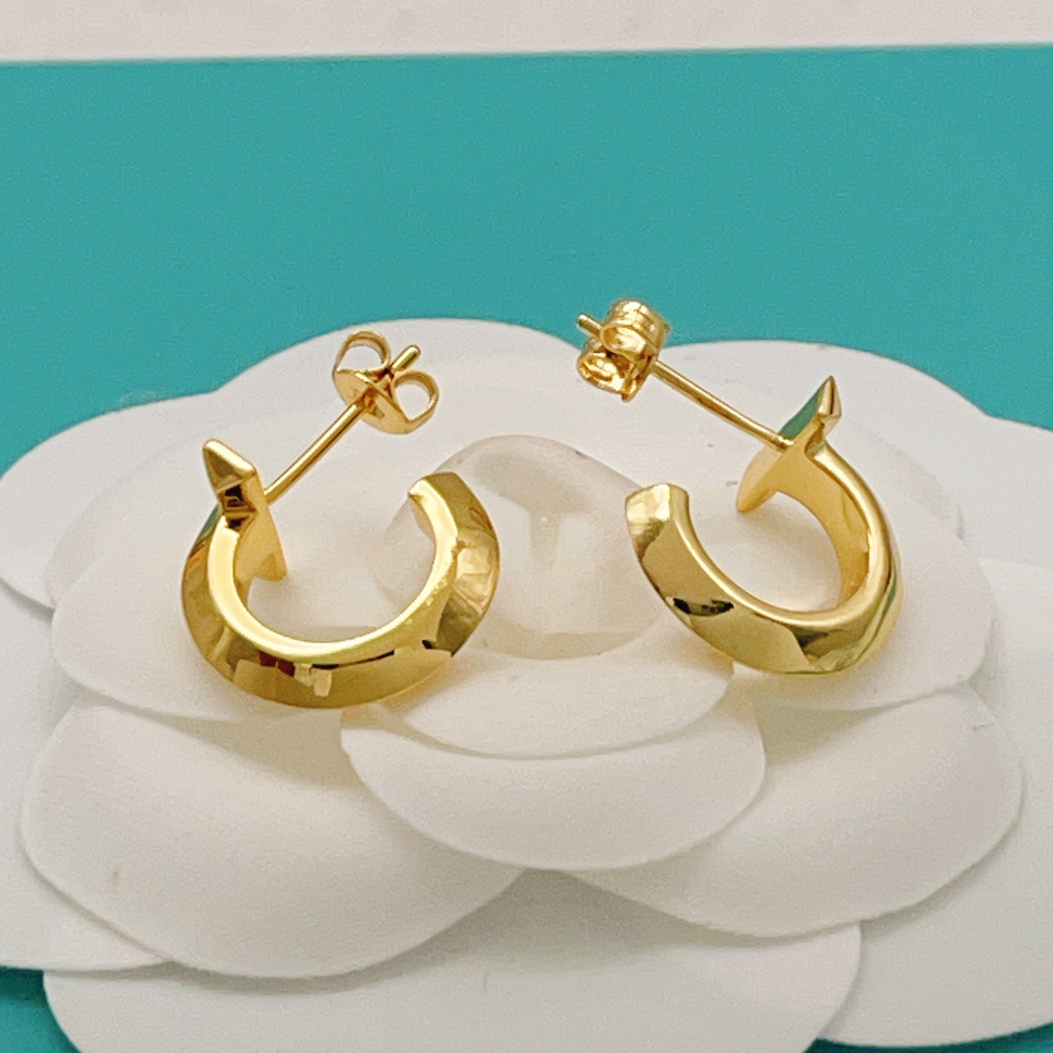 Tiffany T T1 Hoop Earrings earrings 18k yellow gold polished finish no gemstones 12mm hoop diameter