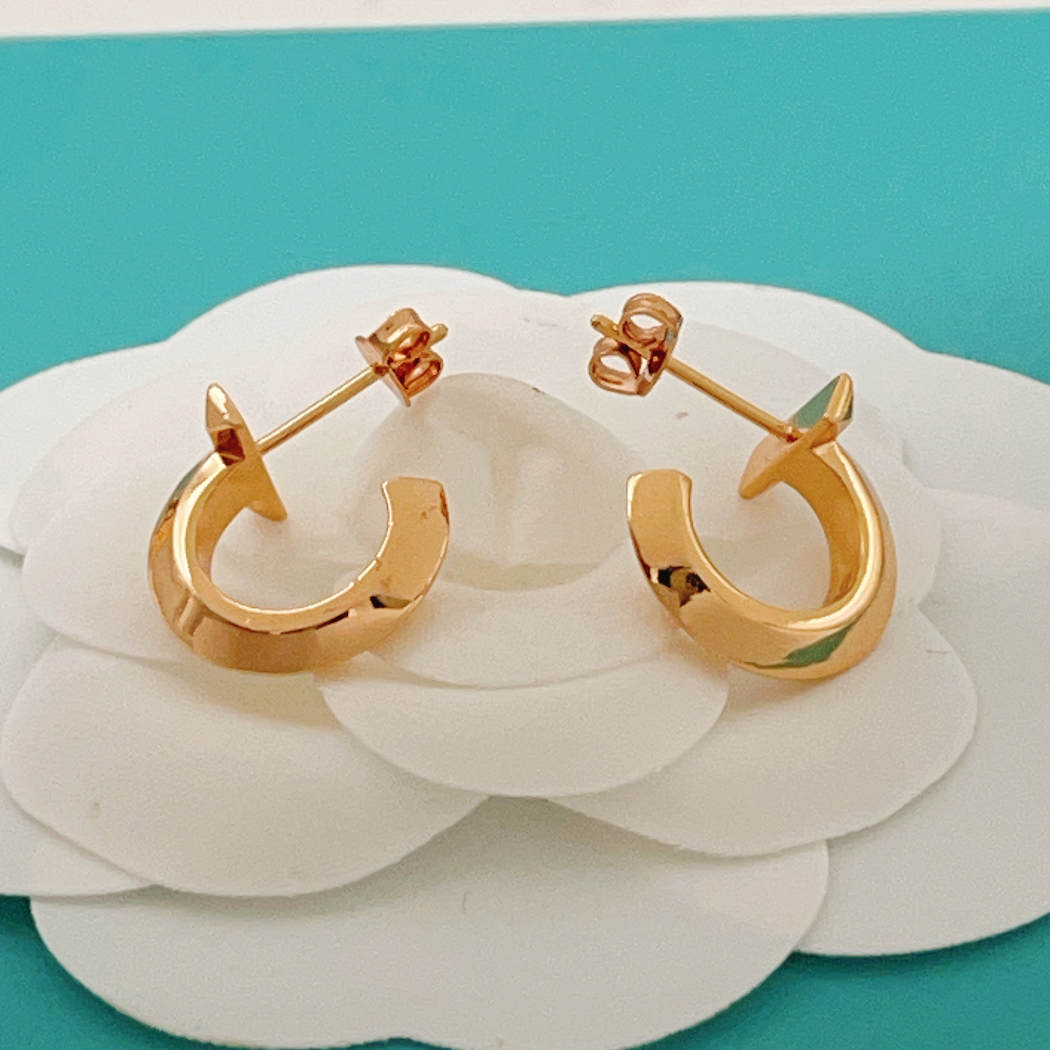 Tiffany T T1 earrings 18k yellow gold no gemstones 12mm hoop diameter