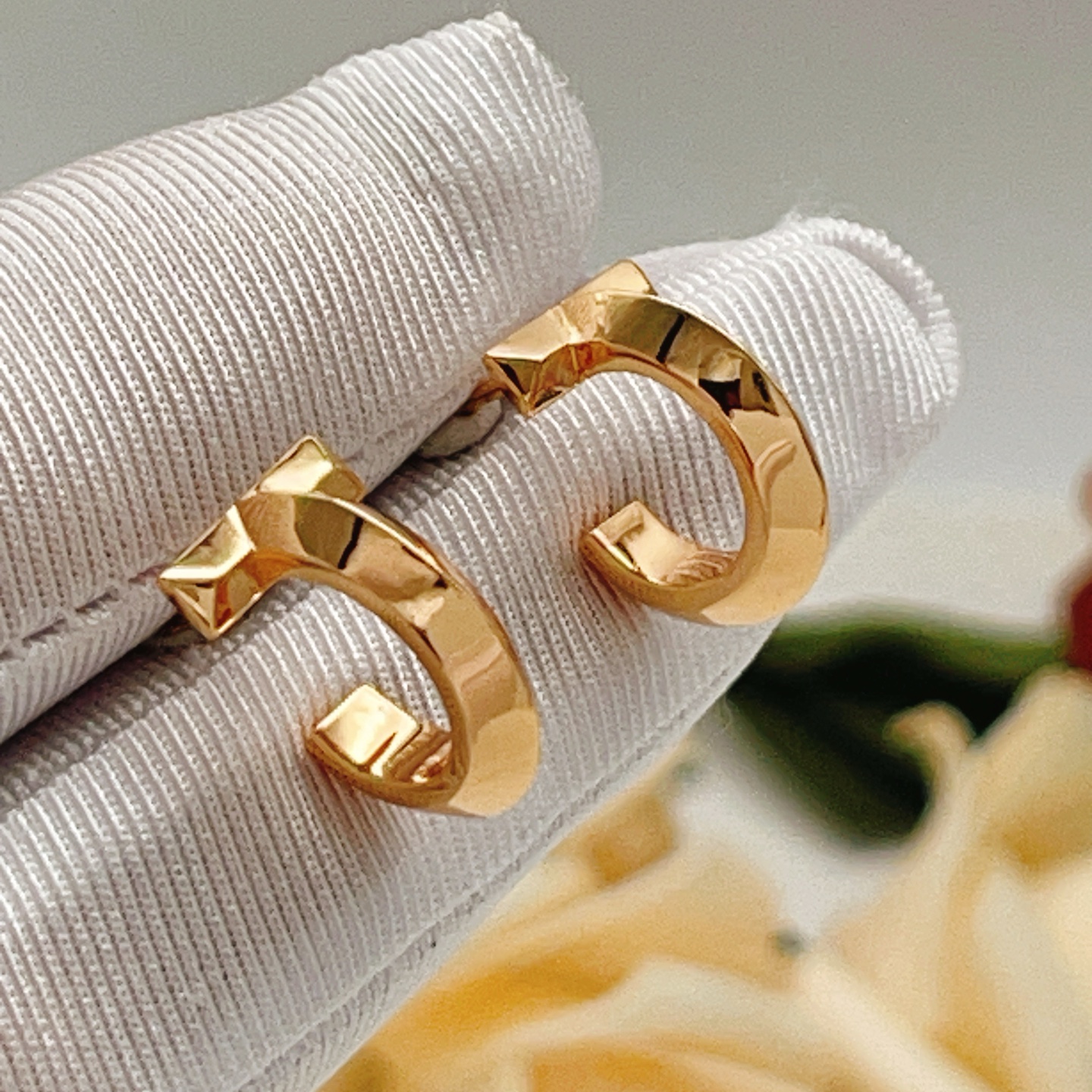 Tiffany T T1 earrings 18k yellow gold no gemstones 12mm hoop diameter