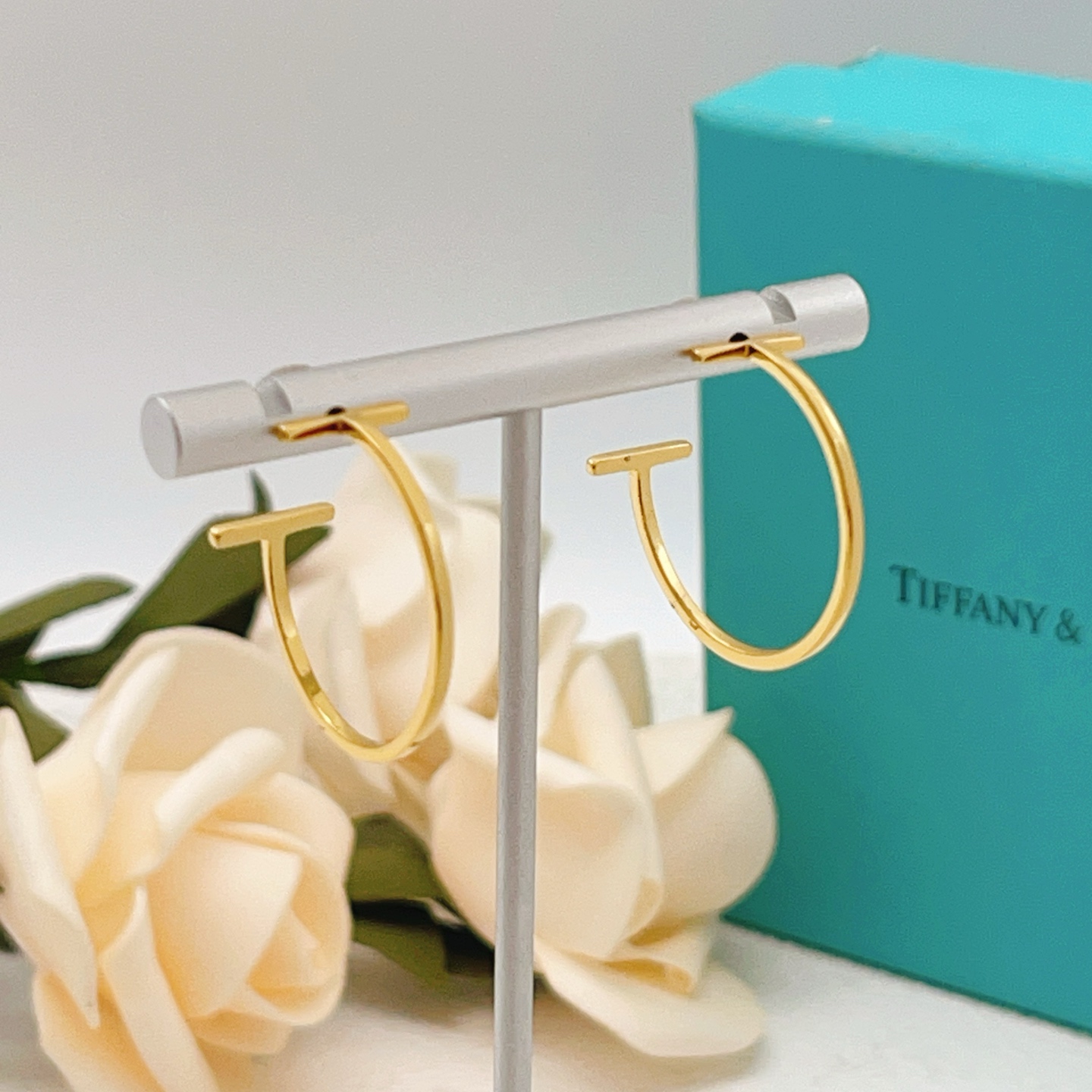 Tiffany Co T Wire Hoop earrings 18k yellow gold no gemstones 25mm hoop diameter