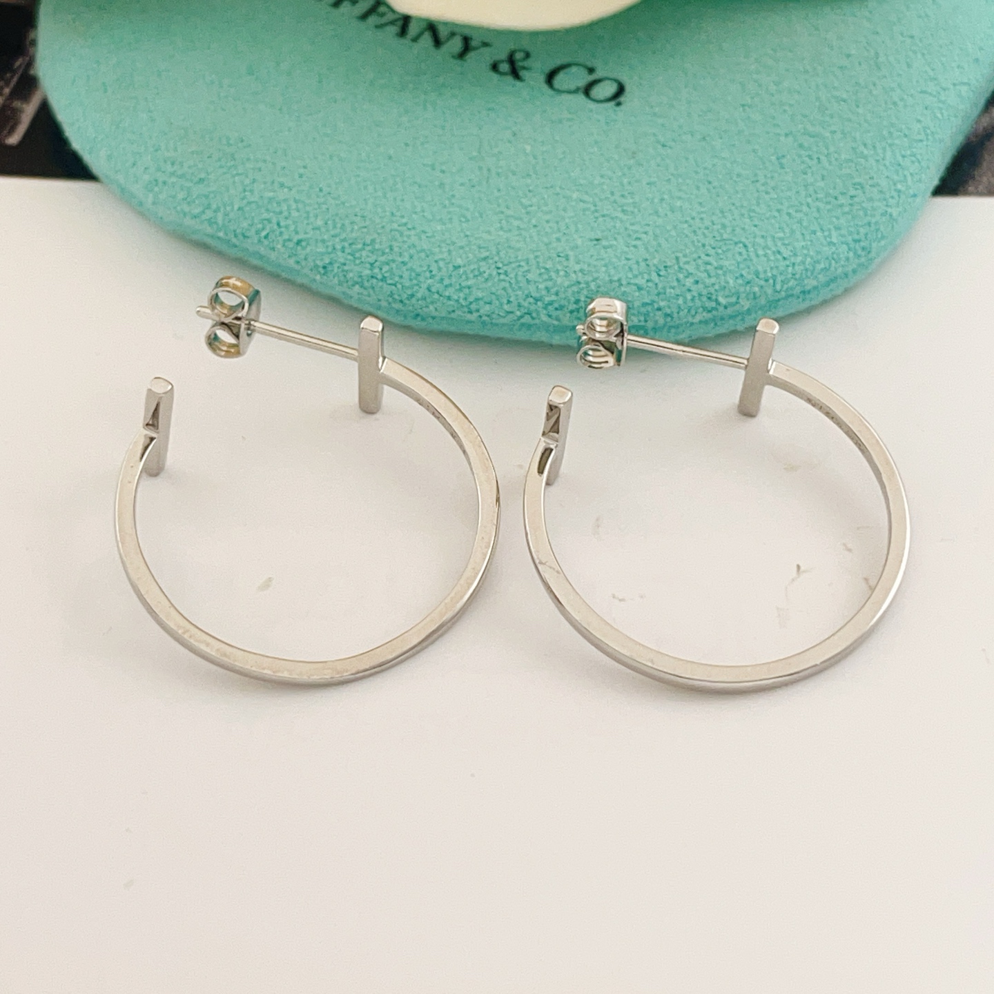 Tiffany Co T Wire Hoop earrings silver-toned metal available in yellow gold rose gold variants no gemstones 25mm hoop diameter