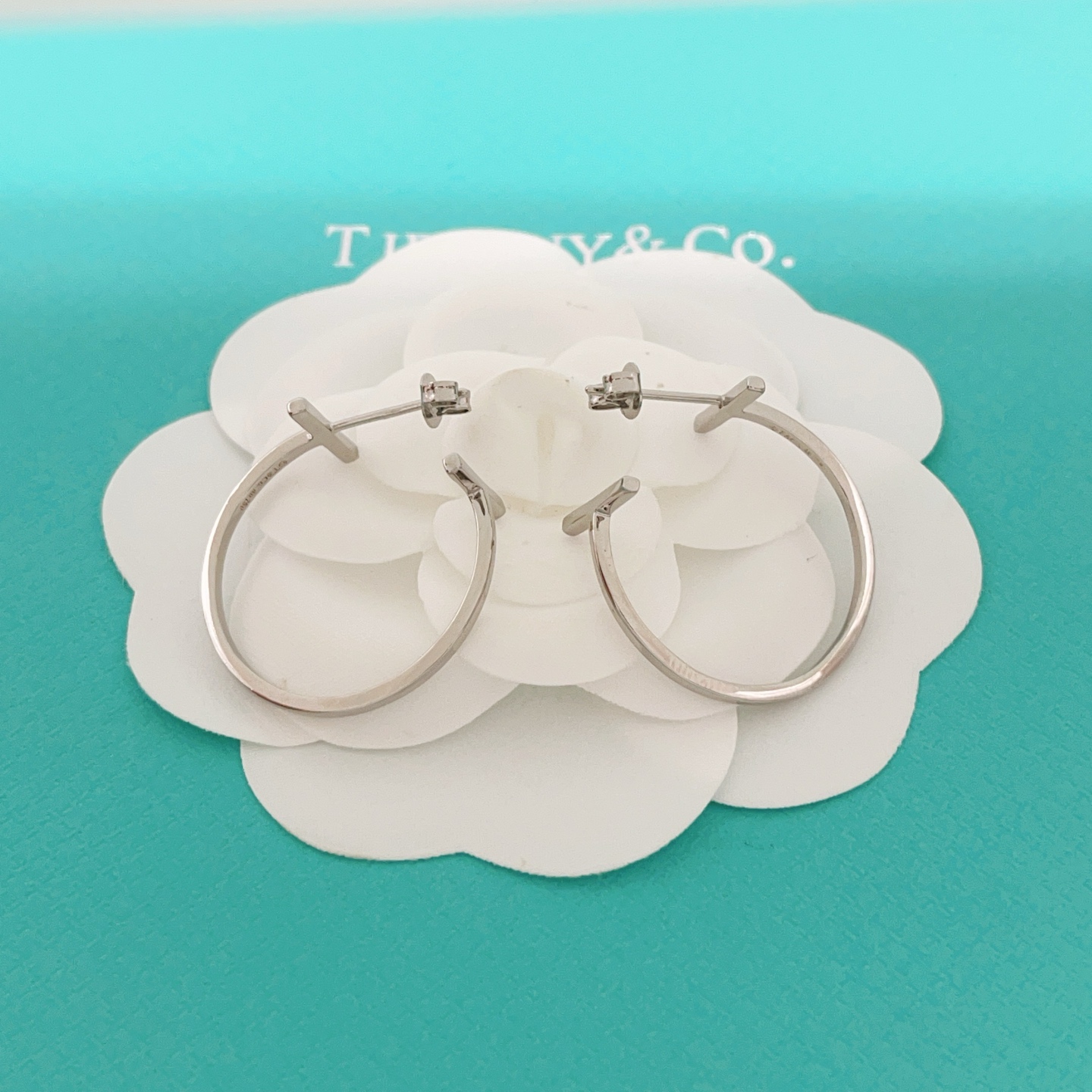 Tiffany Co T Wire Hoop earrings silver-toned metal available in yellow gold rose gold variants no gemstones 25mm hoop diameter
