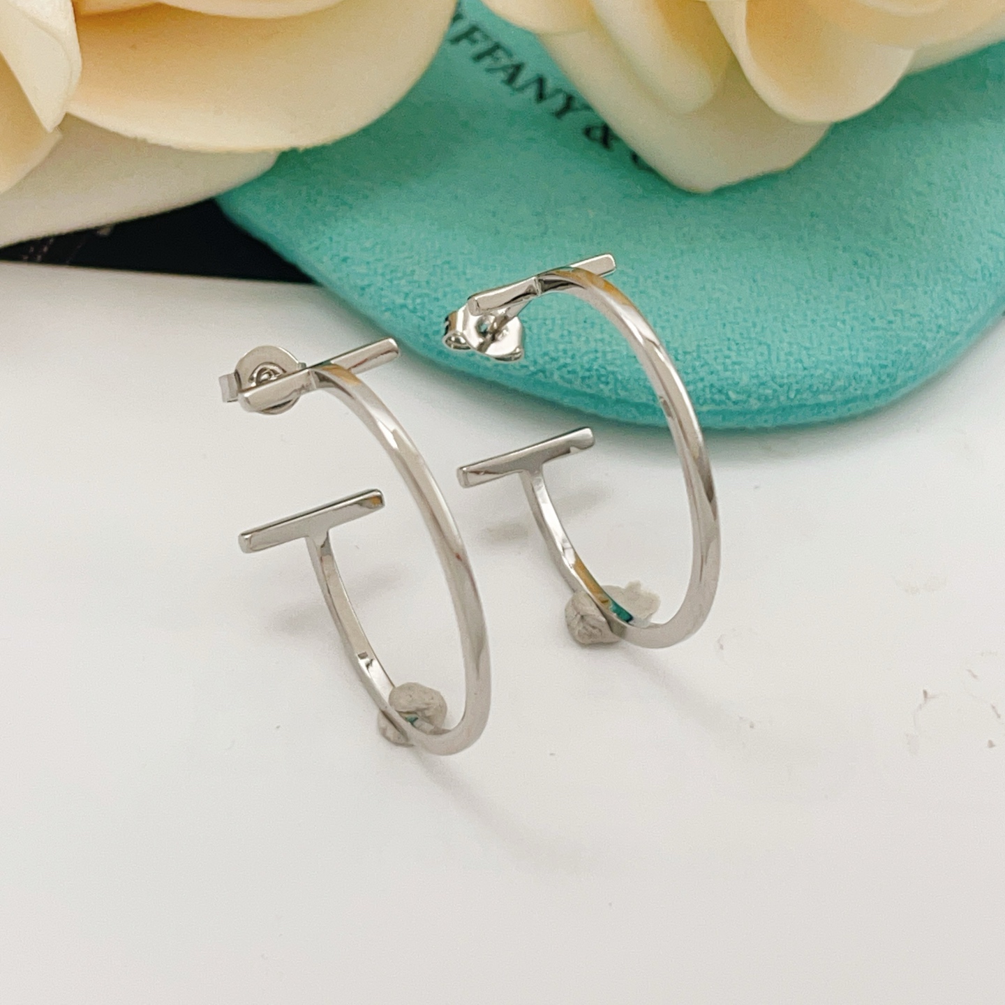 Tiffany Co T Wire Hoop earrings silver-toned metal available in yellow gold rose gold variants no gemstones 25mm hoop diameter
