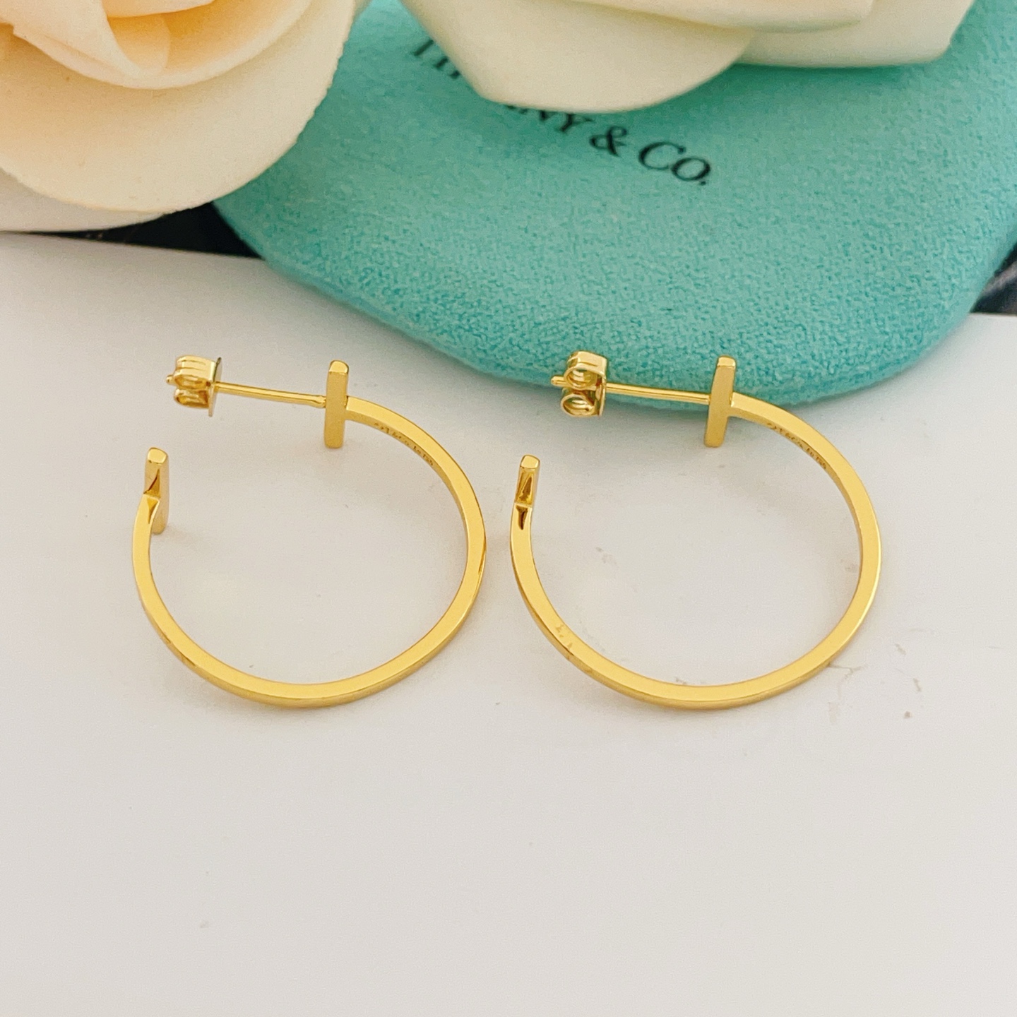 Tiffany Co T Wire Hoop earrings 18k yellow gold no gemstones 25mm hoop diameter