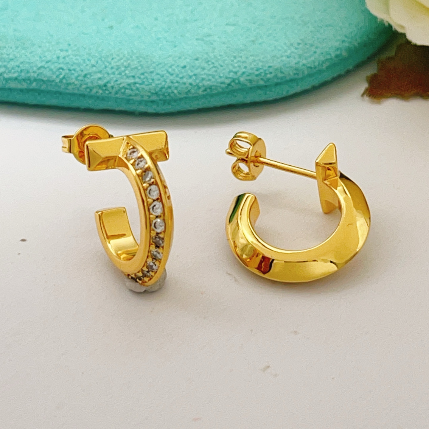 Tiffany T1 earrings 18k yellow gold with clear diamond accents 15mm hoop diameter