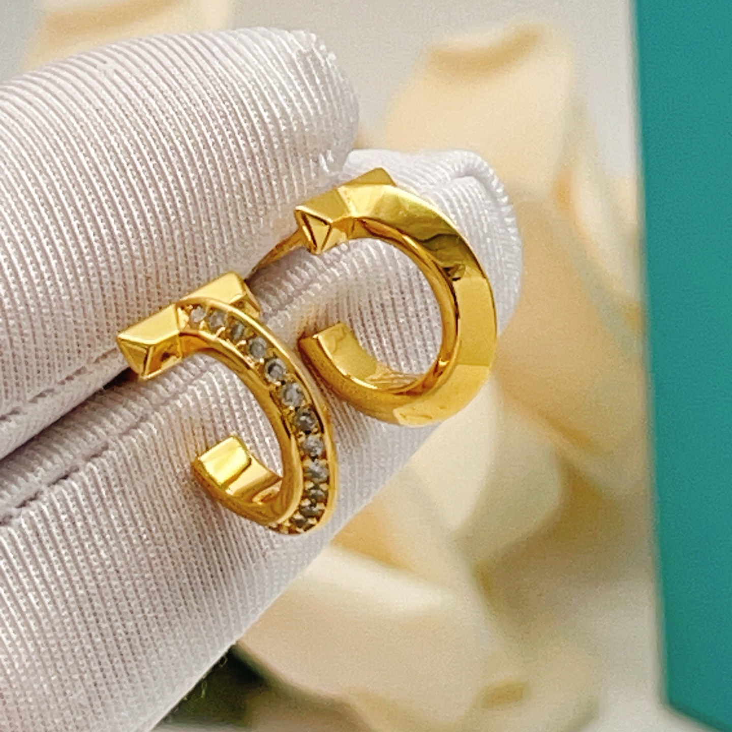 Tiffany T1 earrings 18k yellow gold with clear diamond accents 15mm hoop diameter