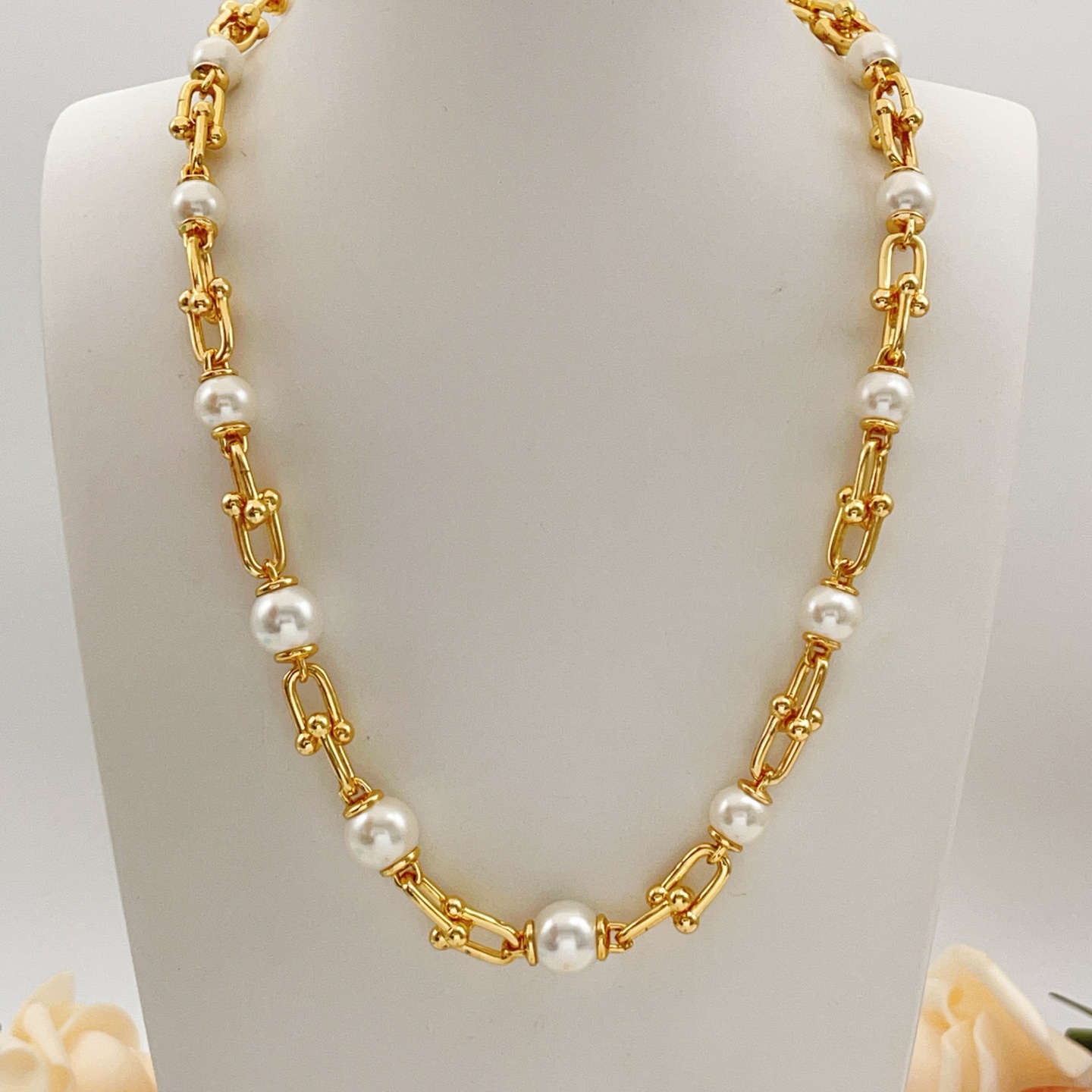 Tiffany HardWear Pearl Link necklace Gold-tone metal with white freshwater pearls 45cm