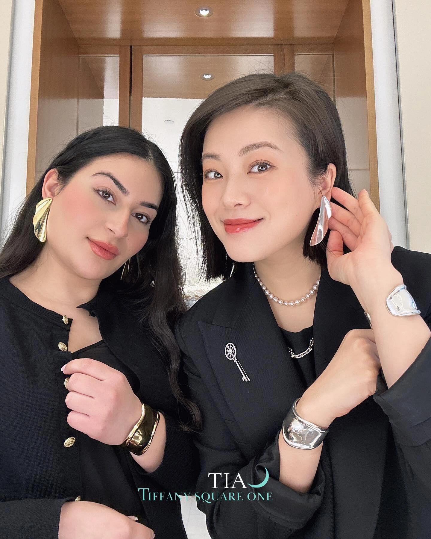 Tiffany Co Fluted Wave Drop Earrings earrings 18k yellow gold polished finish no gemstones 2 5cm drop length